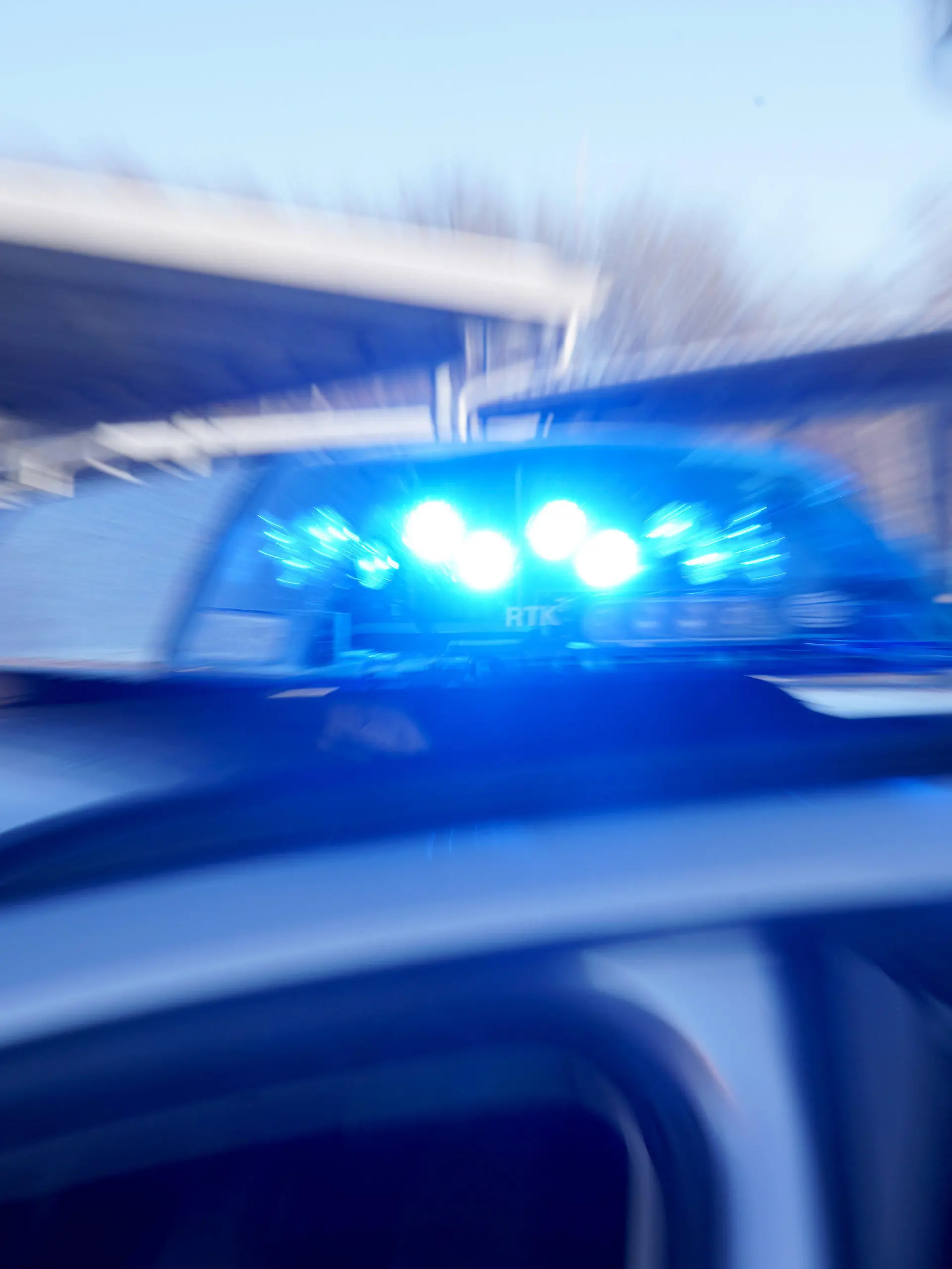 ARCHIV - 18.01.2024, Mecklenburg-Vorpommern, Schwerin: Polizei mit Blaulicht (Symbolfoto). (zu dpa: «Autofahrer flüchtet vor Polizei - Verfolgungsfahrt») Foto: Marcus Brandt/dpa +++ dpa-Bildfunk +++