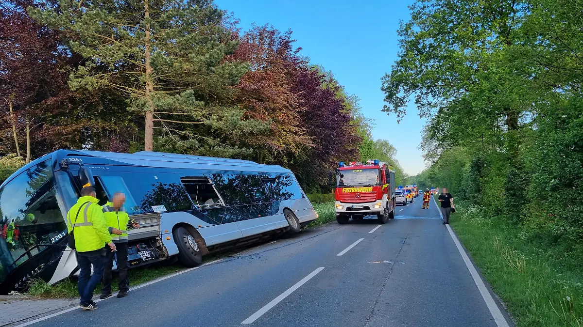 Ein Linienbus ist aus bisher ungeklärter Ursache in den Straßengraben gefahren.