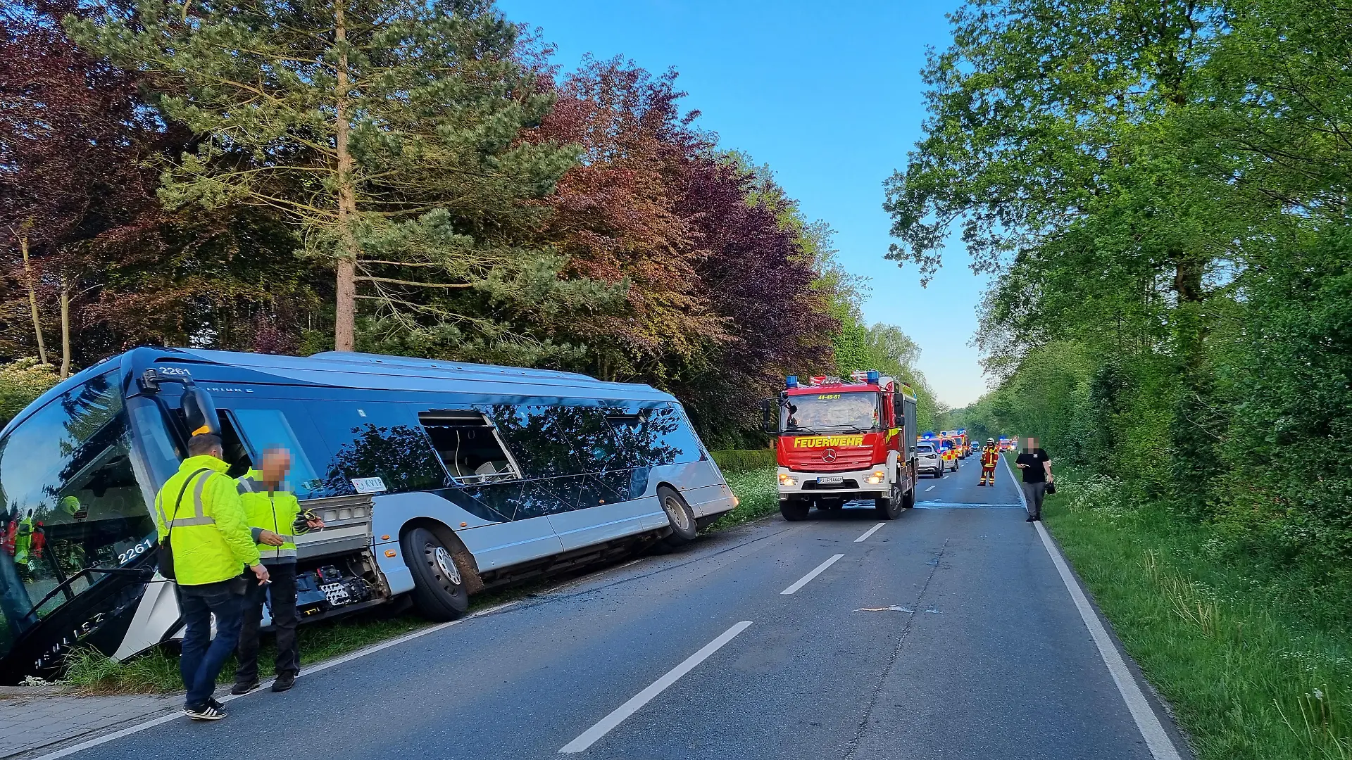 Ein Linienbus ist aus bisher ungeklärter Ursache in den Straßengraben gefahren.