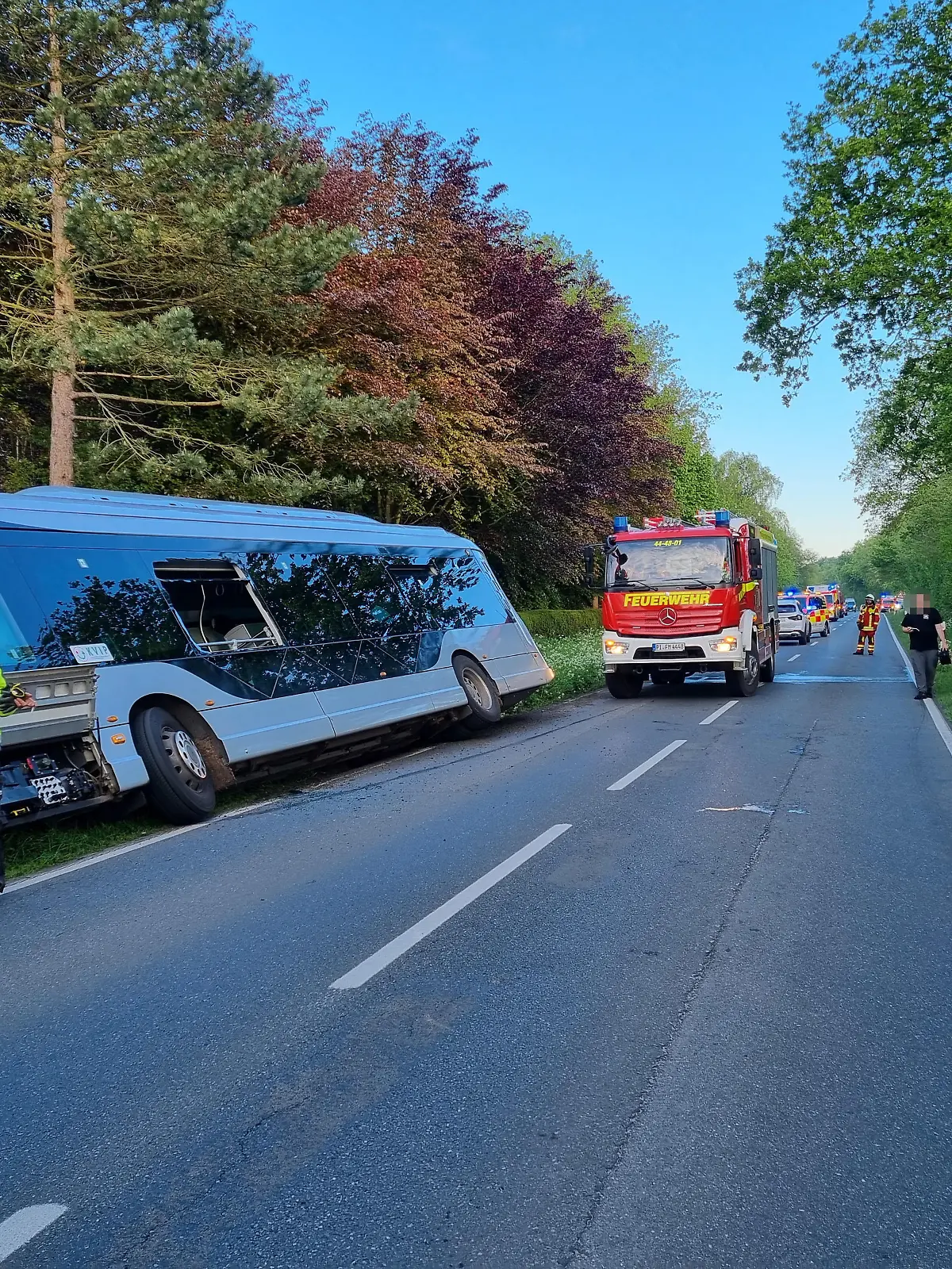 Ein Linienbus ist aus bisher ungeklärter Ursache in den Straßengraben gefahren.