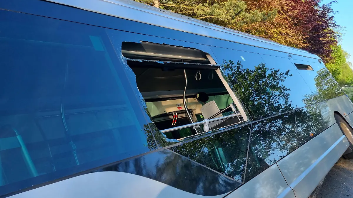 Die Feuerwehr hat über die Seitenscheibe eine weitere Zugangsöffnung in den Bus geschaffen.