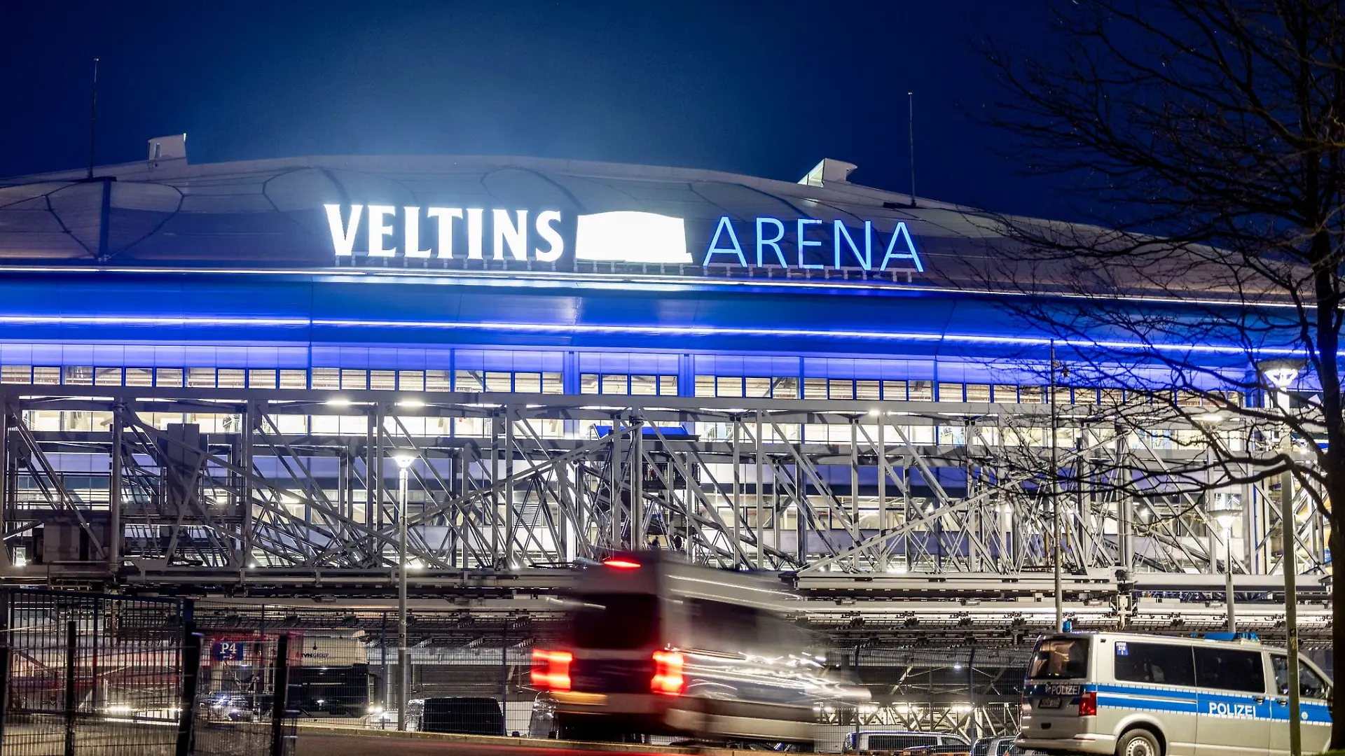 Die Veltins Arena auf Schalke bei Dunkelheit, die Polizei mit Kräften vor dem Stadion beim Revierderby.
