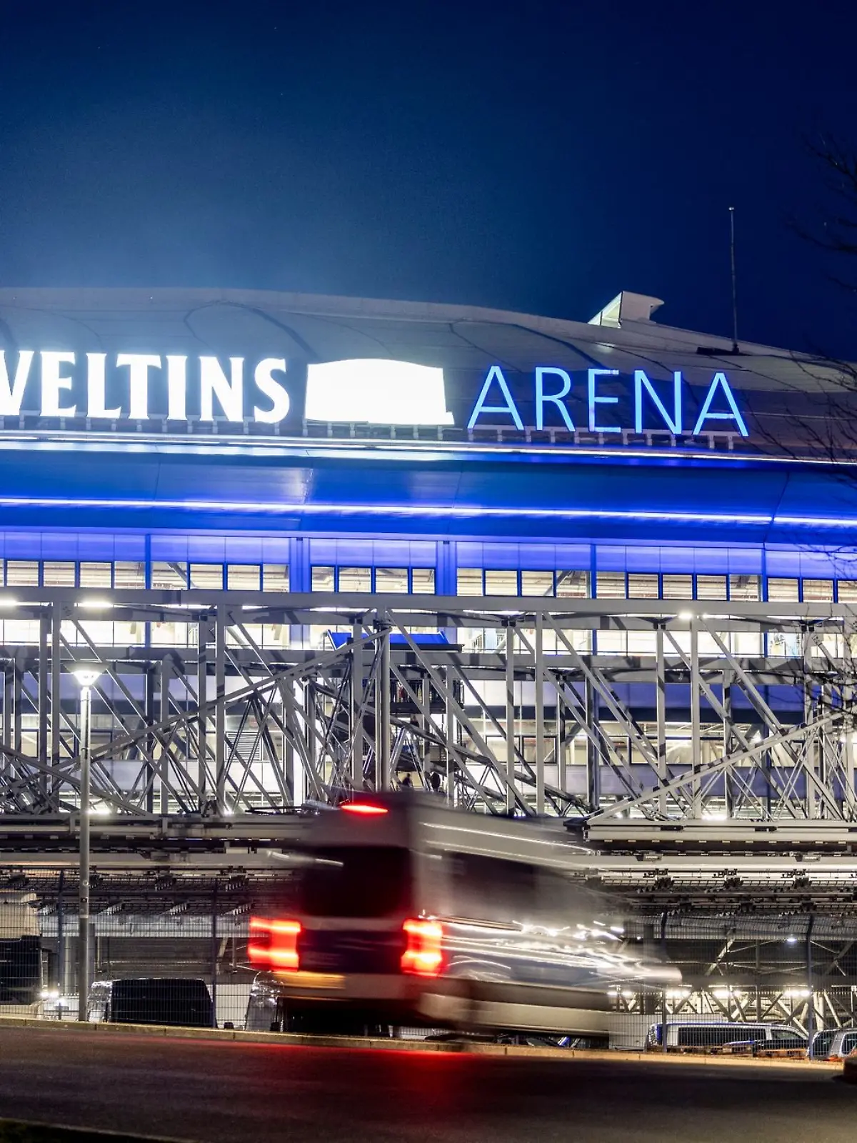 Die Veltins Arena auf Schalke bei Dunkelheit, die Polizei mit Kräften vor dem Stadion beim Revierderby.