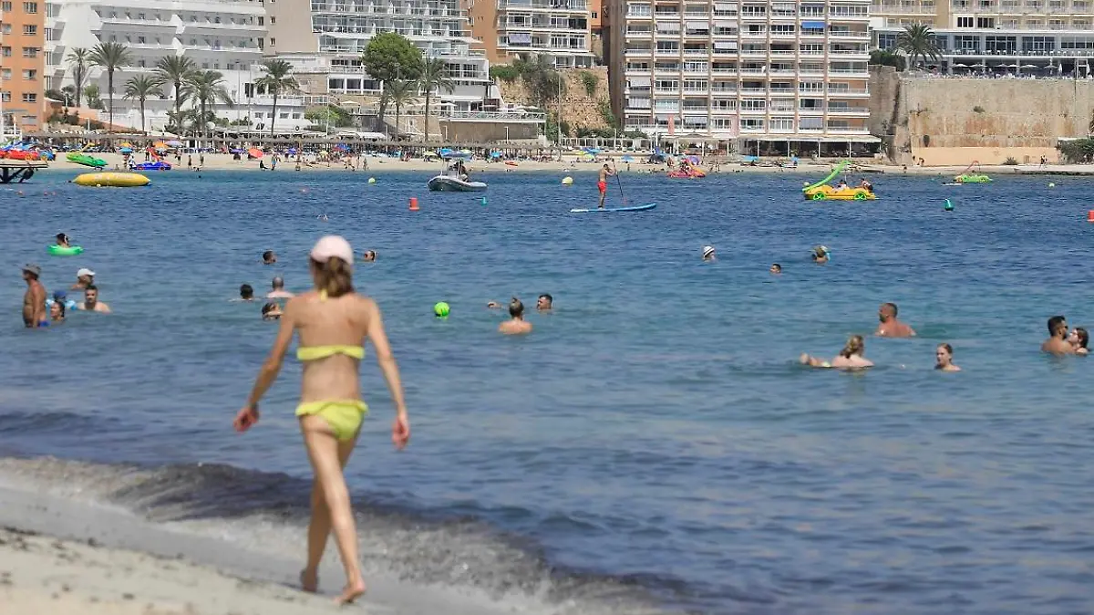 Menschen genießen den Tag am Strand in Magaluf. Polizei und Justiz müssen sich auf Mallorca erneut mit einer mutmaßlichen Gruppenvergewaltigung beschäftigen.