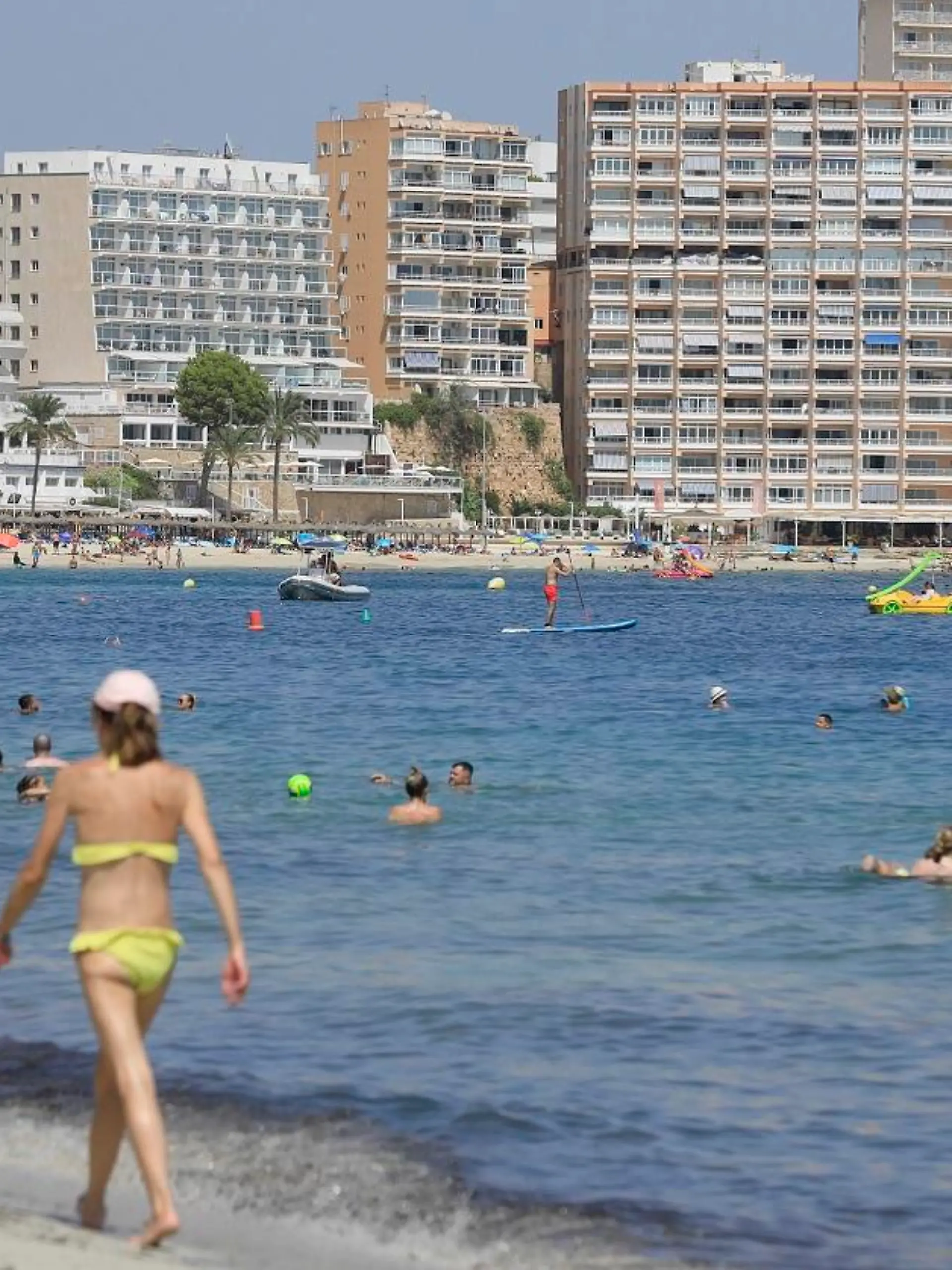 Menschen genießen den Tag am Strand in Magaluf. Polizei und Justiz müssen sich auf Mallorca erneut mit einer mutmaßlichen Gruppenvergewaltigung beschäftigen.