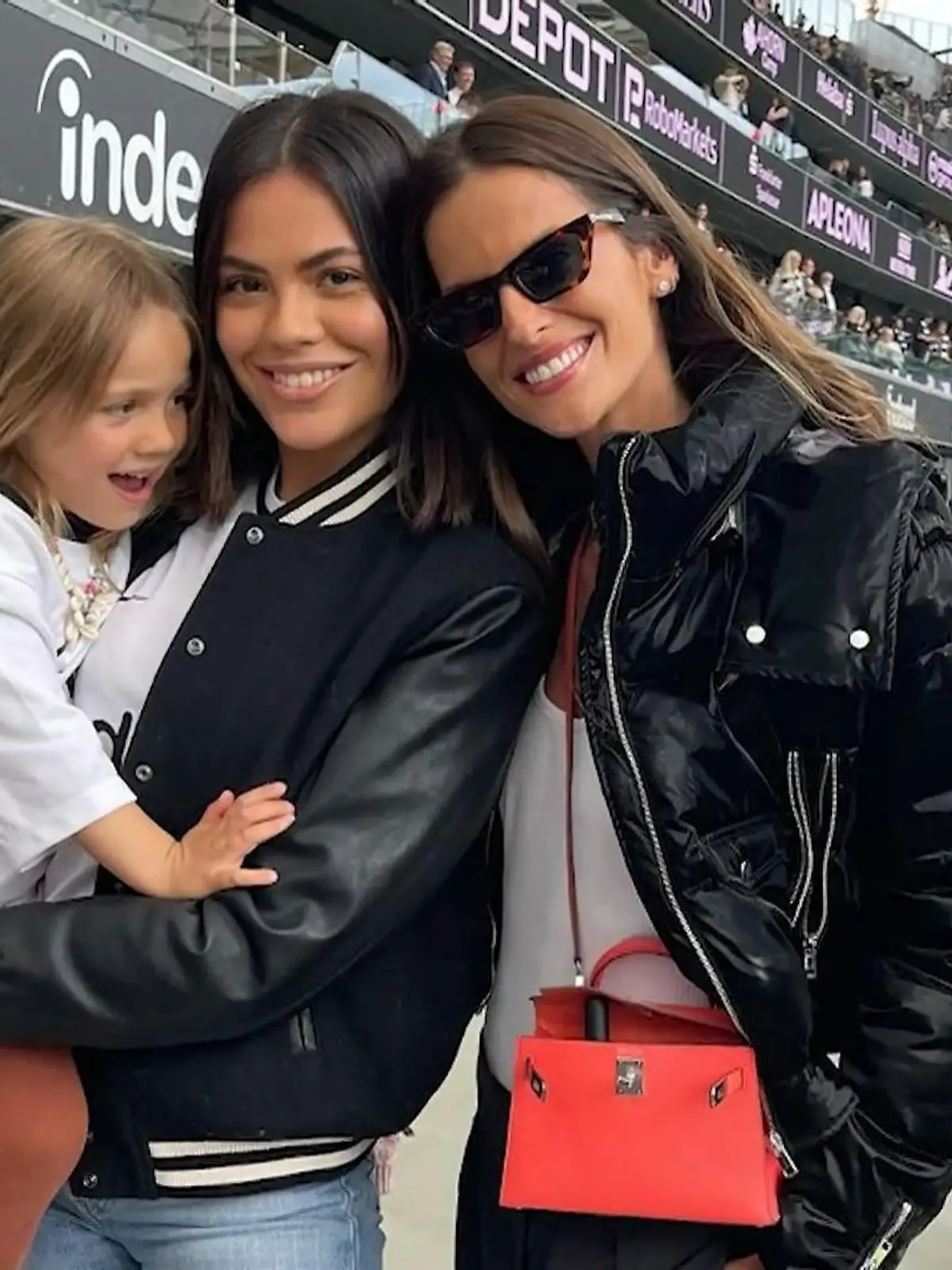 Eintracht Frankfurt verliert 1:5, kann sich aber noch für die Europa-League qualifizieren. Was soll man also zum letzten Spieltag sagen? Kult-Trainer Stepi hat da immer einen coolen Spruch parat. Model Bruna Rodrigues freut sich trotz der Klatsche für die SGE. Denn sie hat Kevin Trapps Verlobte im Stadion entdeckt und sich gleich mit ihr abgelichtet!