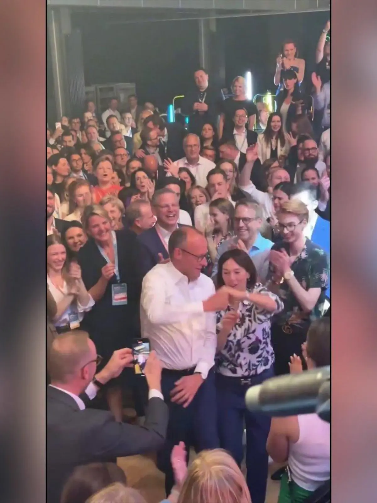 Auf der After Party zum CDU-Parteitag gibt Parteichef Friedrich Merz mit seiner Frau einen Paartanz zum besten.
