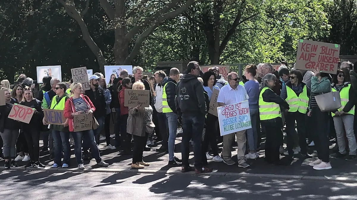 Menschen demonstrieren mit Plakaten in der Hand.