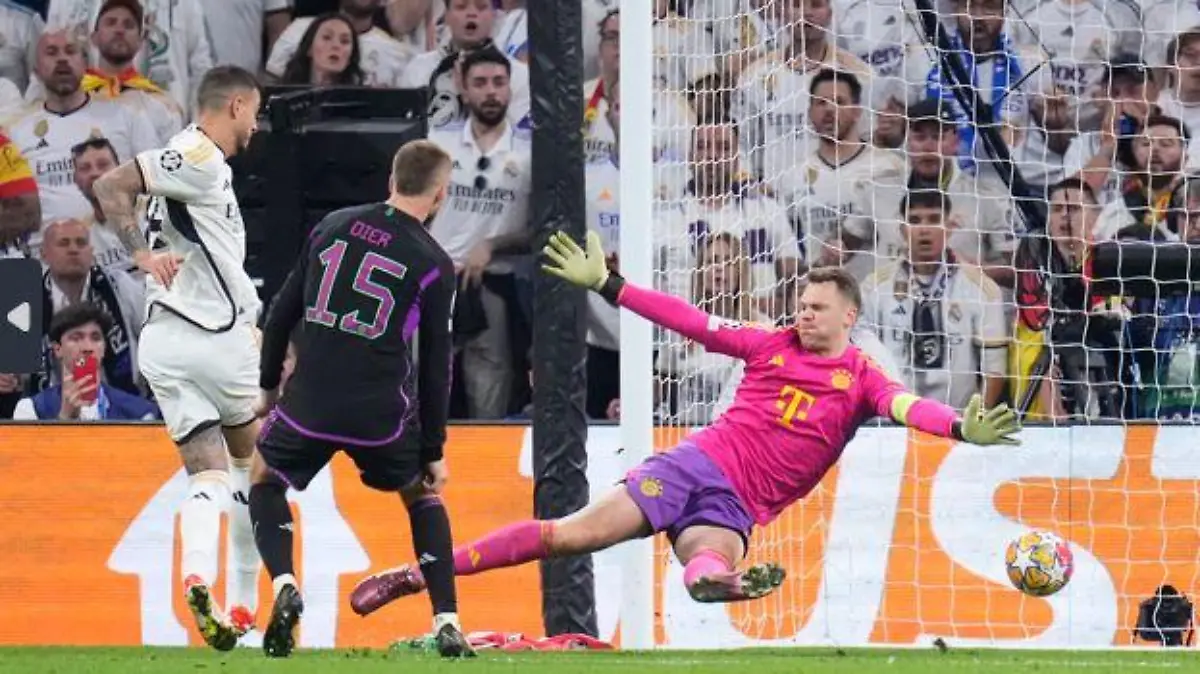 Real Madrids Joselu nutz einen Patzer von Manuel Neuer zum Ausgleich.