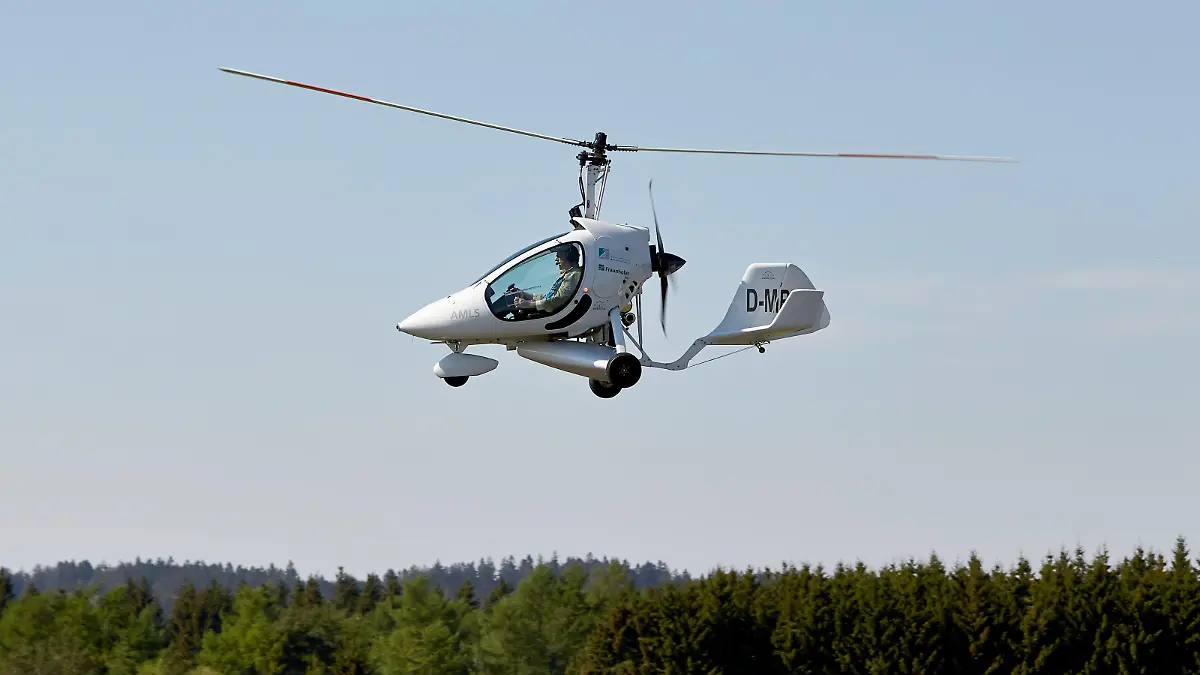 Der Tragschrauber des Anwendungszentrums für multimodale und luftgestützte Sensorik, das von der Hochschule Koblenz und vom Fraunhofer Institut für Hochfrequenzphysik und Radartechnik gegründet wurde, überfliegt am 05.05.2014 den Flugplatz bei Dahlem (Rheinland-Pfalz). Zum Einsatz kommt das mit Spezialkameras bestückte Fluggerät in der Landwirtschaft oder im Naturschutz. Foto: Thomas Frey/dpa (Zum dpa/lrs-Korr-Berichgt: Experte für Lufterkundung - Tragschrauber von Remagener Institut)