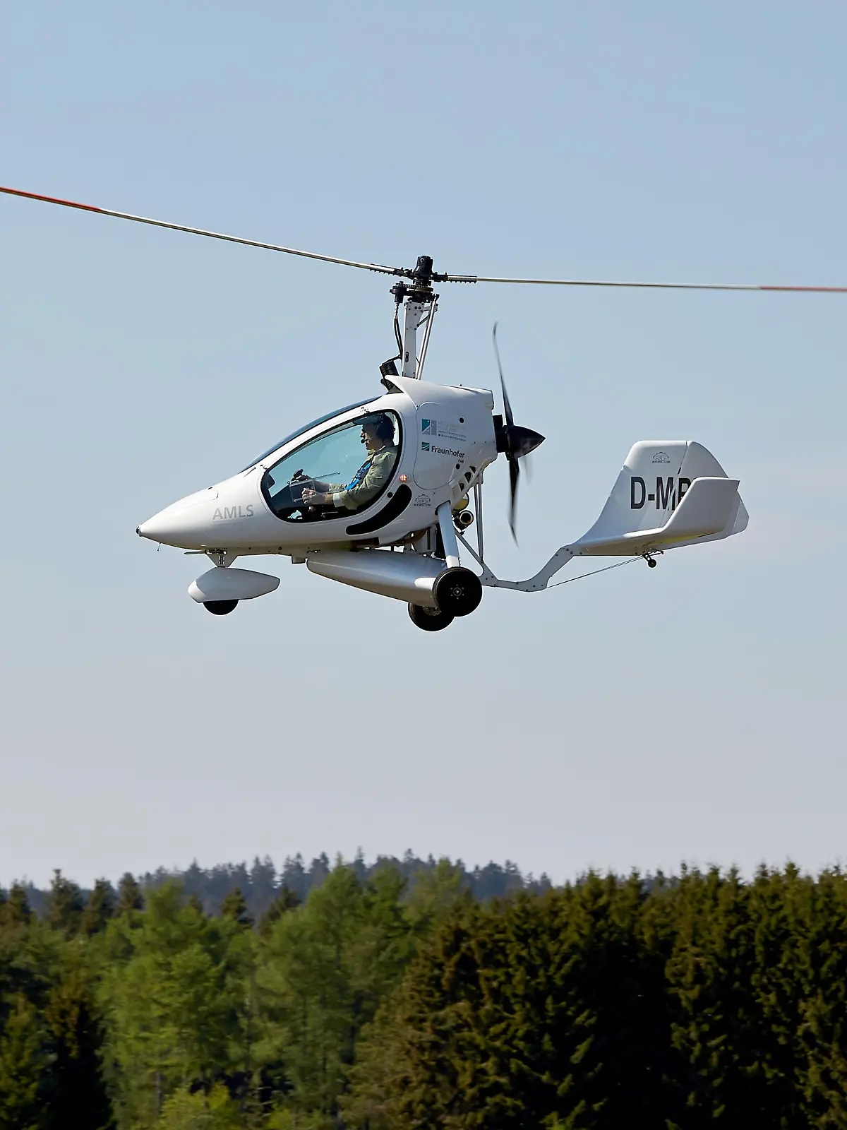 Der Tragschrauber des Anwendungszentrums für multimodale und luftgestützte Sensorik, das von der Hochschule Koblenz und vom Fraunhofer Institut für Hochfrequenzphysik und Radartechnik gegründet wurde, überfliegt am 05.05.2014 den Flugplatz bei Dahlem (Rheinland-Pfalz). Zum Einsatz kommt das mit Spezialkameras bestückte Fluggerät in der Landwirtschaft oder im Naturschutz. Foto: Thomas Frey/dpa (Zum dpa/lrs-Korr-Berichgt: Experte für Lufterkundung - Tragschrauber von Remagener Institut)
