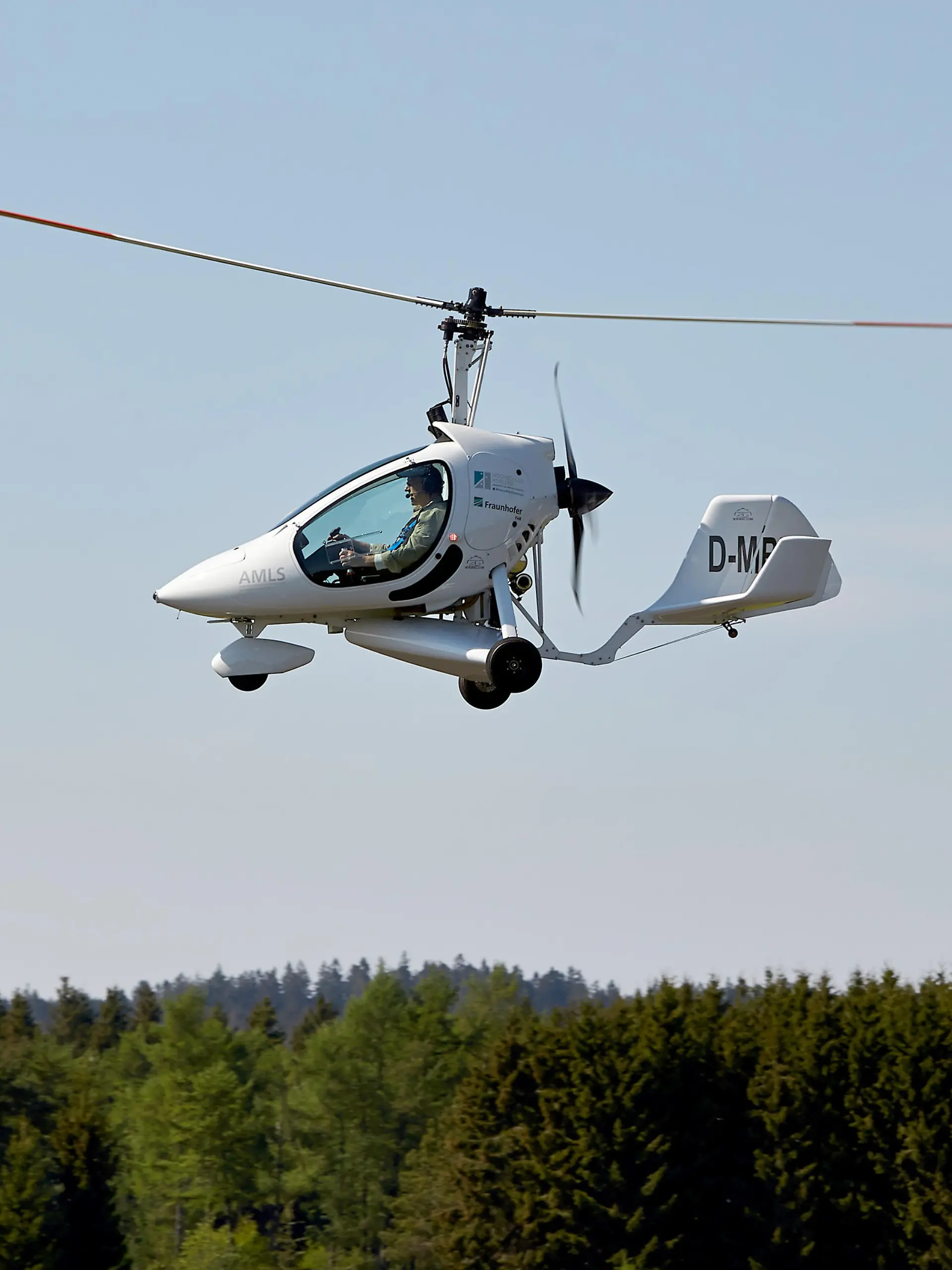 Der Tragschrauber des Anwendungszentrums für multimodale und luftgestützte Sensorik, das von der Hochschule Koblenz und vom Fraunhofer Institut für Hochfrequenzphysik und Radartechnik gegründet wurde, überfliegt am 05.05.2014 den Flugplatz bei Dahlem (Rheinland-Pfalz). Zum Einsatz kommt das mit Spezialkameras bestückte Fluggerät in der Landwirtschaft oder im Naturschutz. Foto: Thomas Frey/dpa (Zum dpa/lrs-Korr-Berichgt: Experte für Lufterkundung - Tragschrauber von Remagener Institut)
