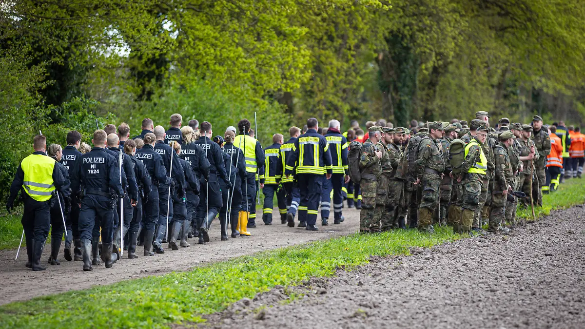 28.04.2024, Niedersachsen, Gräpel: Einsatzkräfte der Polizei und der Feuerwehr und Soldaten der Bundeswehr sammeln sich an einem Weg, um in der Folge ein Feld abzusuchen. Der sechs Jahre alte Arian aus Elm wird weiter vermisst. Die Suche nach ihm geht weiter. Foto: Moritz Frankenberg/dpa +++ dpa-Bildfunk +++