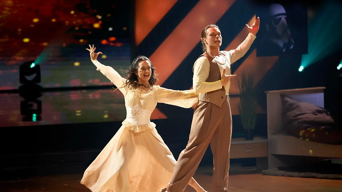 Gabriel Kelly mit Malika Dzumaev in der neunten Live-Show der 17. Staffel der RTL-Tanzshow 'Let's Dance' im MMC Coloneum. Köln, 03.05.2024