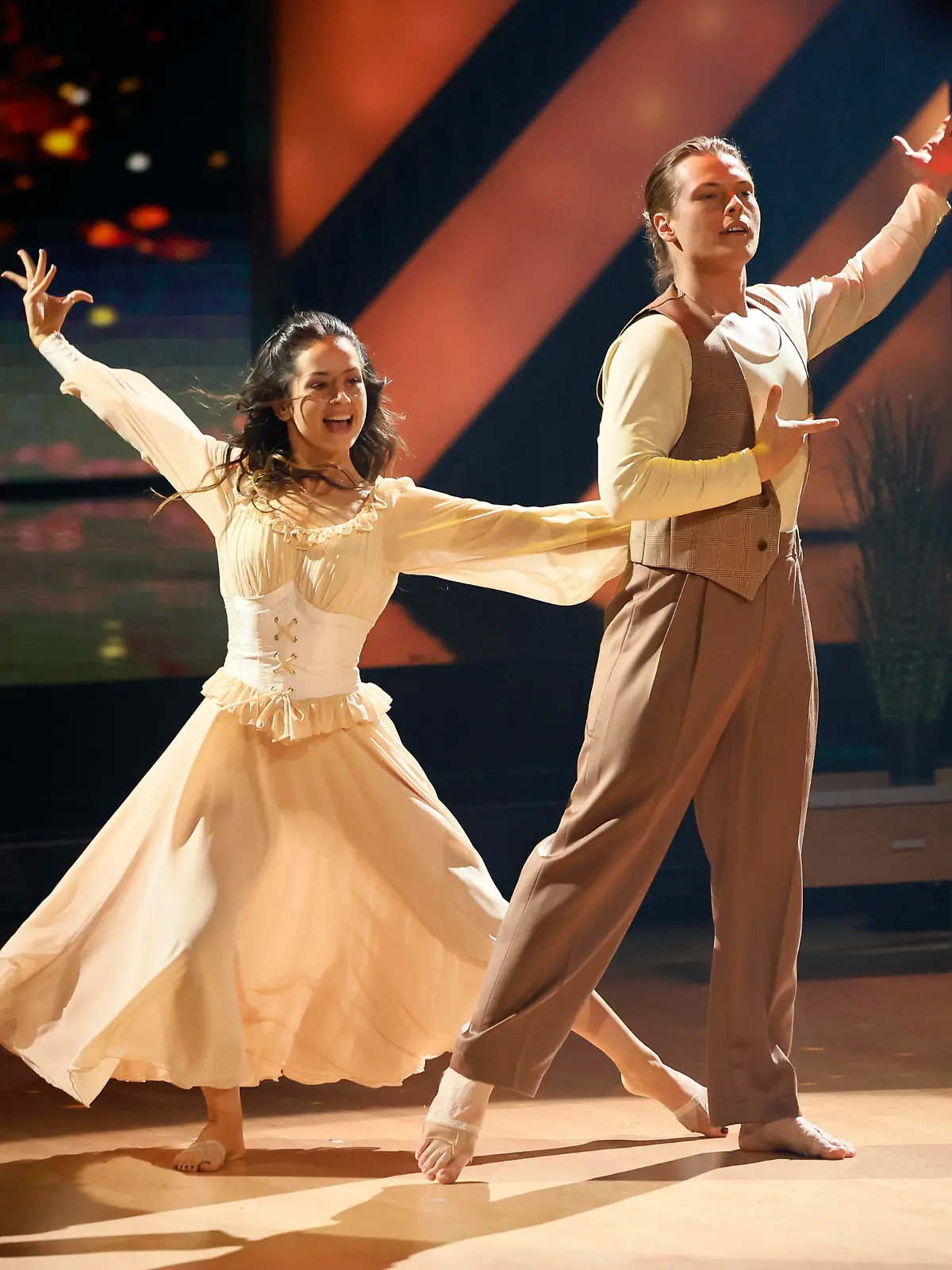 Gabriel Kelly mit Malika Dzumaev in der neunten Live-Show der 17. Staffel der RTL-Tanzshow 'Let's Dance' im MMC Coloneum. Köln, 03.05.2024