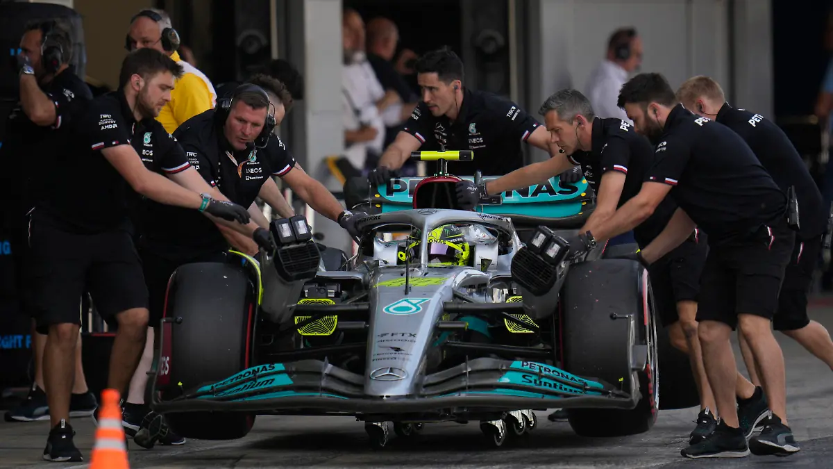 Formula One F1 - Spanish Grand Prix - Circuit de Barcelona-Catalunya, Barcelona, Spain - May 21, 2022 Mercedes' Lewis Hamilton in the pits during qualifying Pool via REUTERS/Manu Fernandez