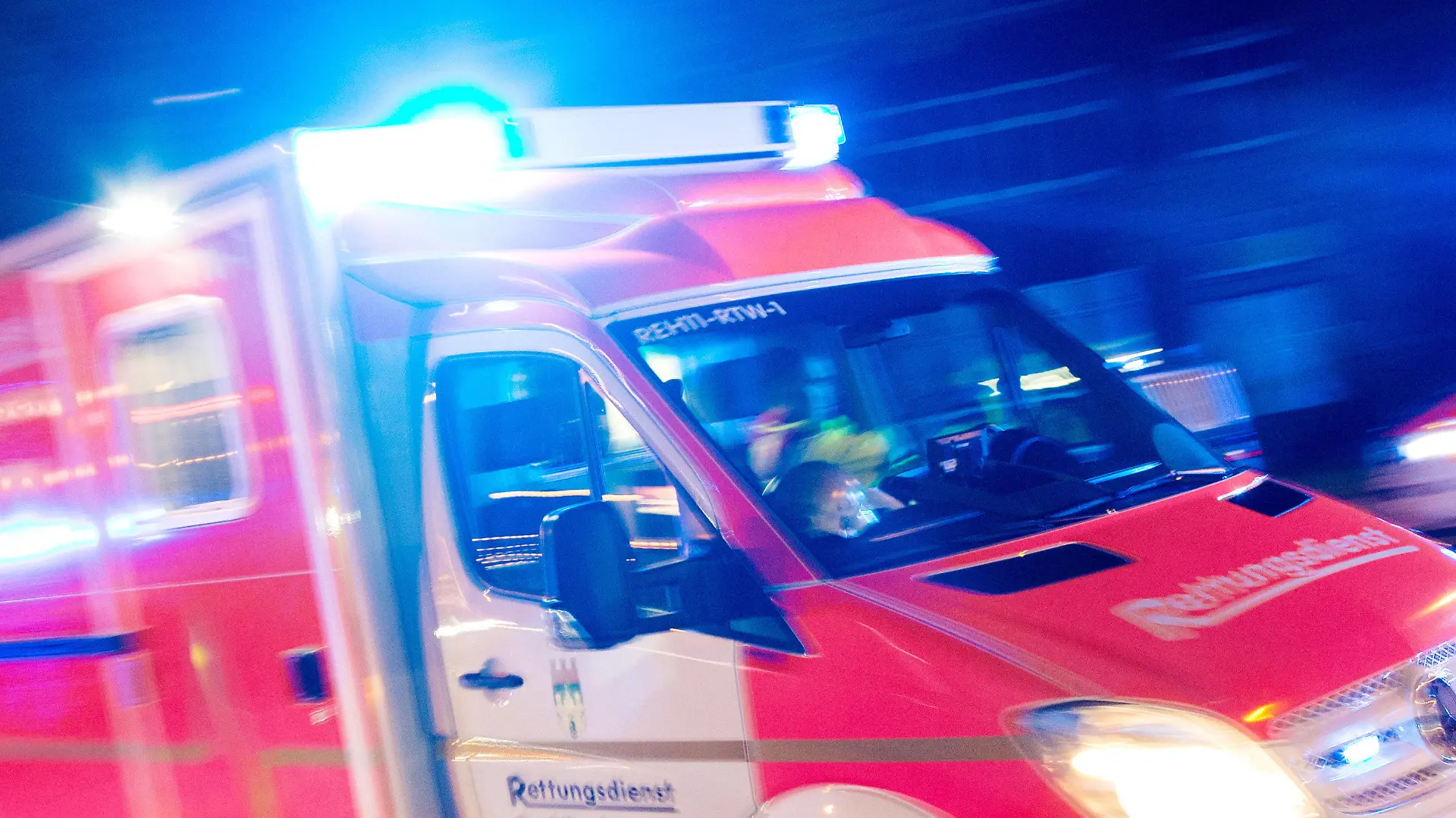 ARCHIV - 17.10.2015, Nordrhein-Westfalen, Recklinghausen: Ein Rettungswagen der Feuerwehr fährt mit Blaulicht durch eine Straße. (zu dpa: «Krad kollidiert mit Auto - 14-Jähriger lebensgefährlich verletzt») Foto: Marcel Kusch/dpa +++ dpa-Bildfunk +++