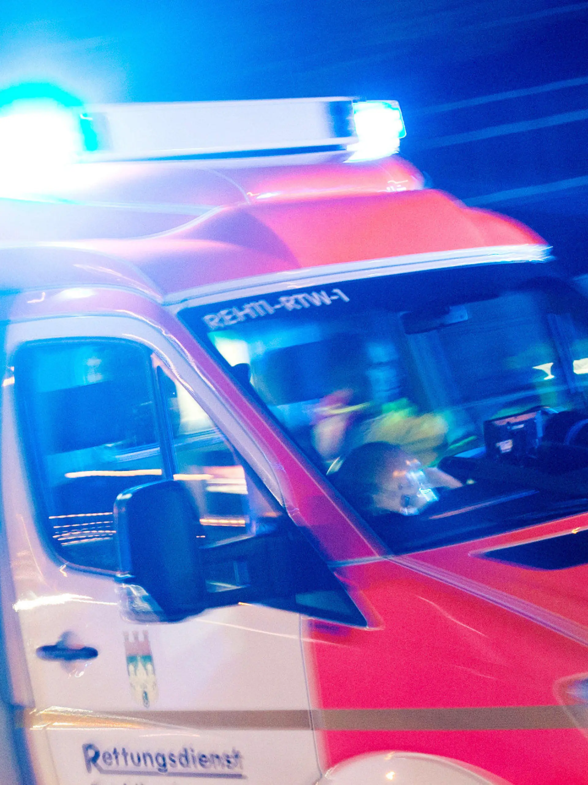 ARCHIV - 17.10.2015, Nordrhein-Westfalen, Recklinghausen: Ein Rettungswagen der Feuerwehr fährt mit Blaulicht durch eine Straße. (zu dpa: «Krad kollidiert mit Auto - 14-Jähriger lebensgefährlich verletzt») Foto: Marcel Kusch/dpa +++ dpa-Bildfunk +++