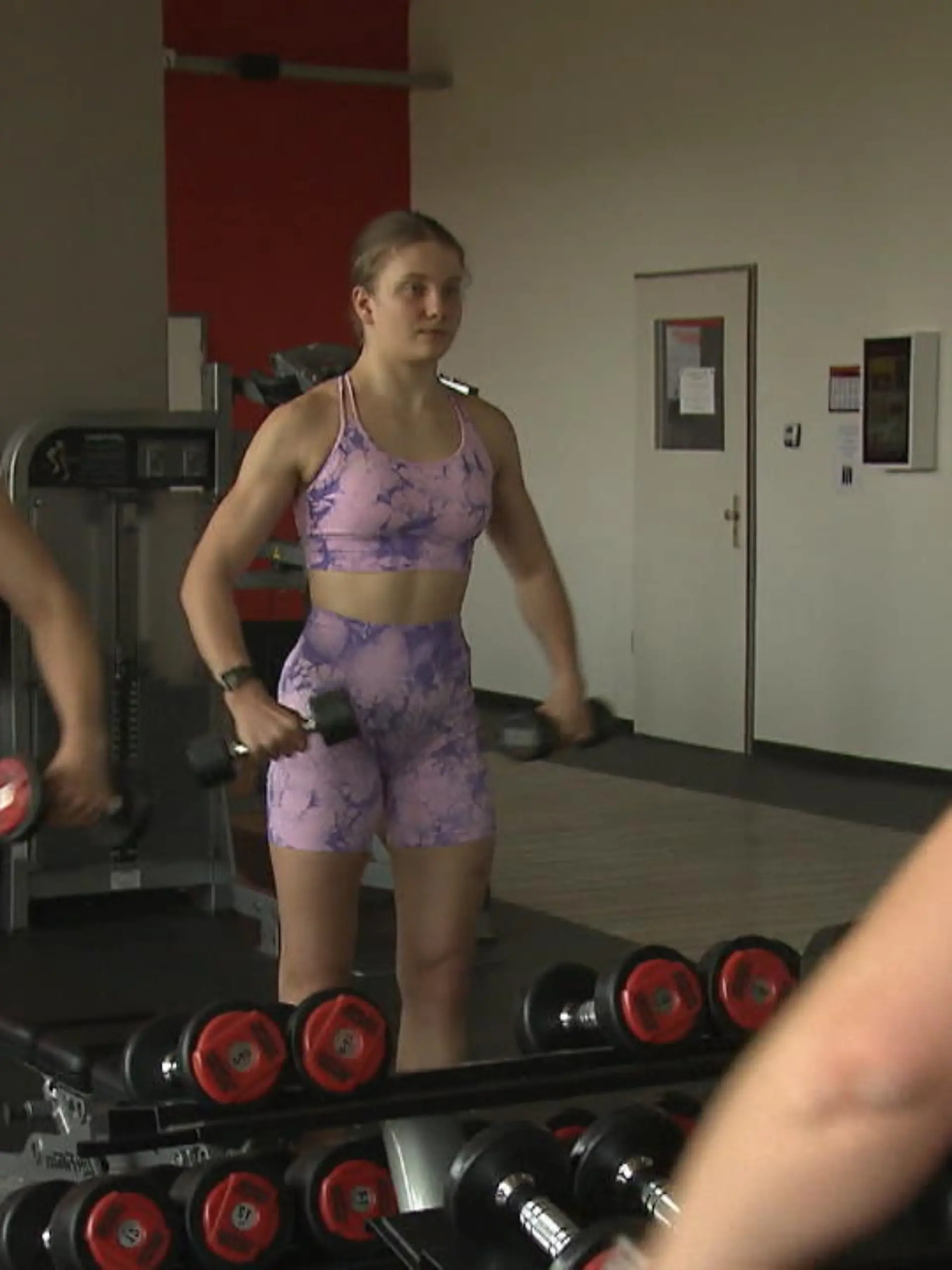 Anabel und Maria aus Leipzip machen leidenschaftlich gerne Sport. Doch der Gang ins Fitnessstudio und die einseitige, vermeintlich gesunde Ernährung fordern ihren Tribut: Die Zwillinge bekommen ihre Tage nicht mehr. Auch Mutter Christiane macht sich bereits Sorgen.