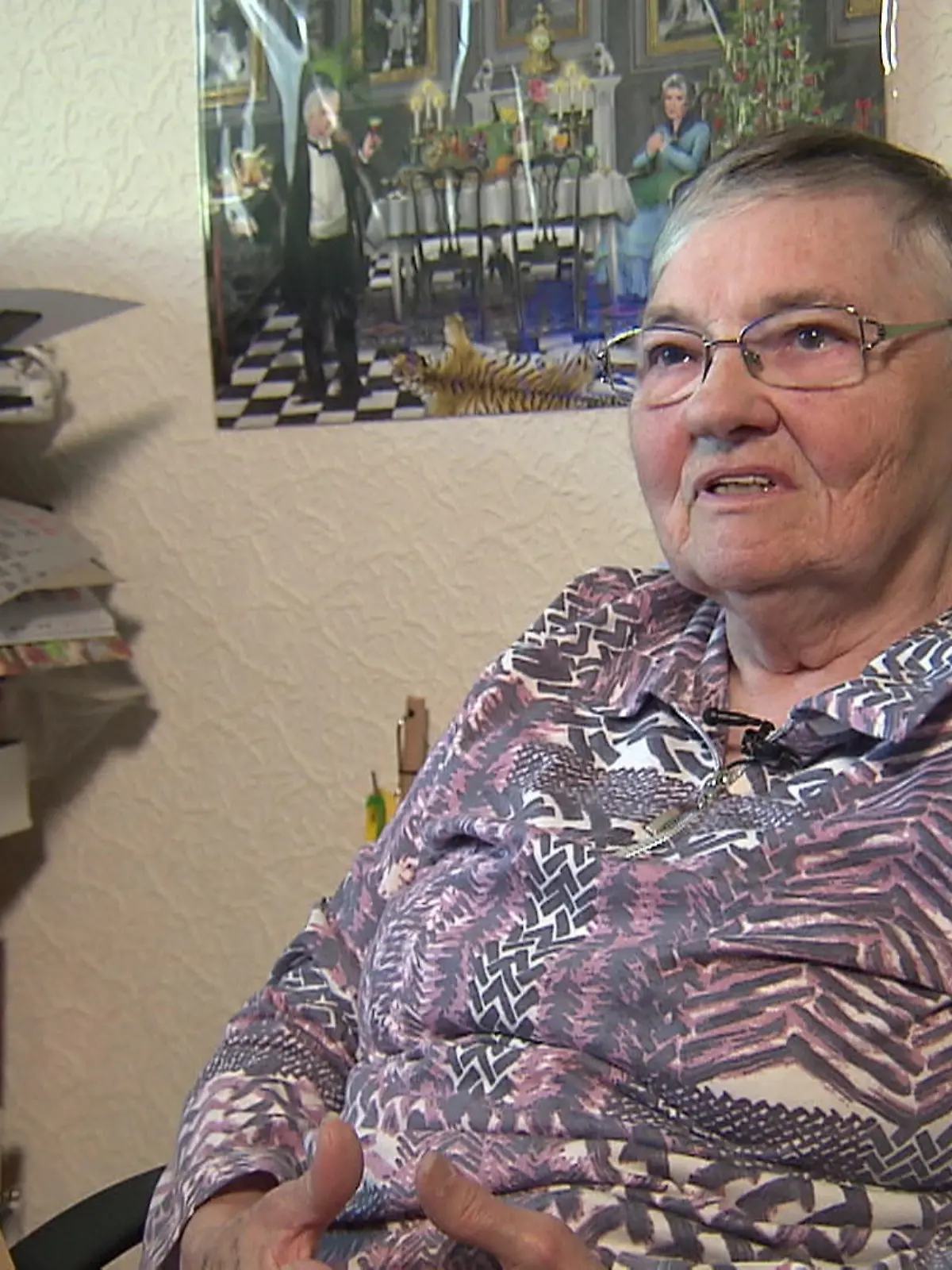 Ursula ist 77 Jahre alt und hat viele Jahre ihres Lebens hart gearbeitet. Nun, als Rentnerin, muss sie dennoch weiterarbeiten, um über die Runden zu kommen. Leider ein nur allzu gut bekanntes Bild. Vielen Rentnern in Deutschland geht es nach jahrelangem Arbeiten so. Nicht aber vielen unserer Politiker. Denn nach nur vier Jahre im Amt steht Bundesministern bereits eine Pension von 4500 Euro zu - monatlich. Obwohl sie NIE in die Rentenkasse eingezahlt haben. Ist das noch fair? Das wollen wir von Politiker selbst wissen...