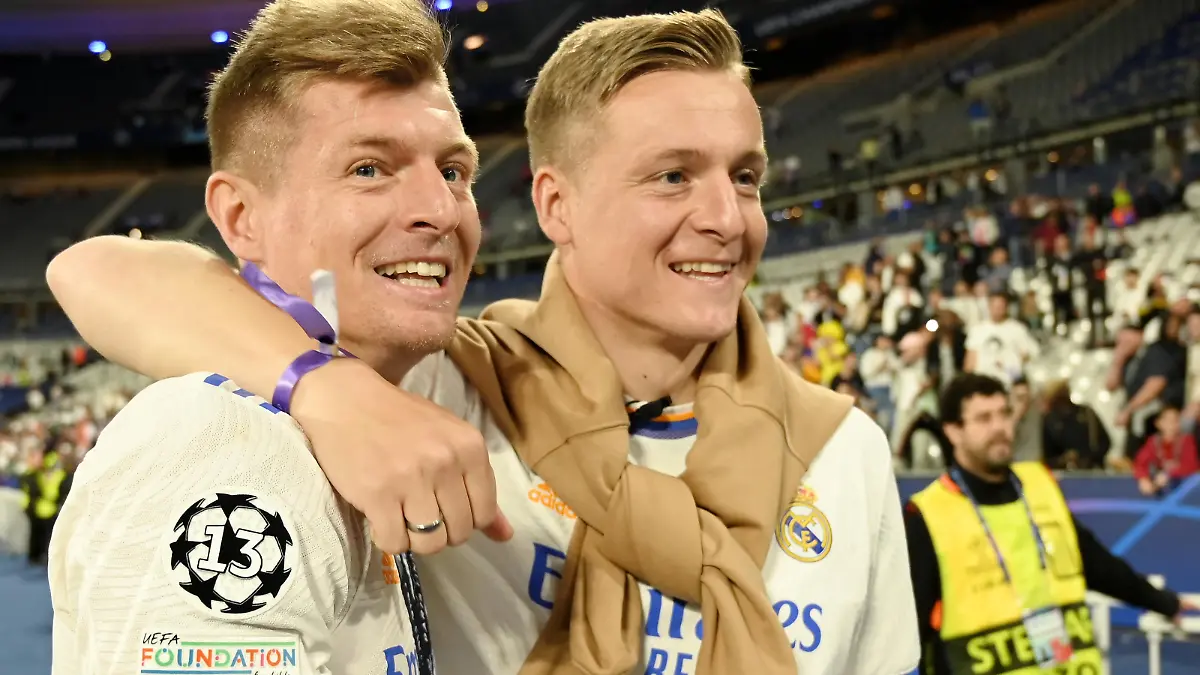Paris, Stade de France, 28.05.22, GER, Herren, UEFA Champions League, Finale 2022, FC Liverpool - Real Madrid Bild: v.li. Toni Kroos (Real Madrid) mit seinem Bruder Felix Kroos Nur fuer journalistische Zwecke! Only for editorial use! Gemaess den Vorgaben der UEFA ist es untersagt, in dem Stadion und/oder vom Spiel angefertigte Fotoaufnahmen in Form von Sequenzbildern und/oder videoaehnlichen Fotostrecken zu verwerten bzw. verwerten zu lassen. UEFA regulations prohibit any use of photographs as image sequences and/or quasi-video.