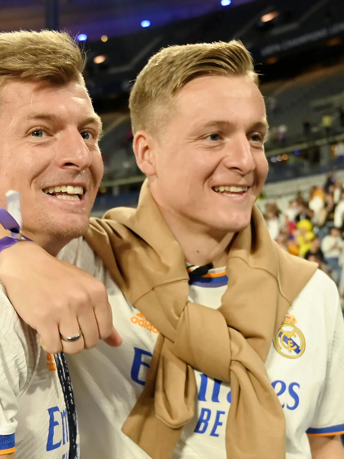 Paris, Stade de France, 28.05.22, GER, Herren, UEFA Champions League, Finale 2022, FC Liverpool - Real Madrid Bild: v.li. Toni Kroos (Real Madrid) mit seinem Bruder Felix Kroos Nur fuer journalistische Zwecke! Only for editorial use! Gemaess den Vorgaben der UEFA ist es untersagt, in dem Stadion und/oder vom Spiel angefertigte Fotoaufnahmen in Form von Sequenzbildern und/oder videoaehnlichen Fotostrecken zu verwerten bzw. verwerten zu lassen. UEFA regulations prohibit any use of photographs as image sequences and/or quasi-video.