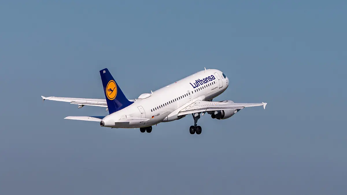 15.06.2020, Lufthansa : Flugzeug der Lufthansa startet am Hamburger Flughafen 15.06.2020, Lufthansa 15.06.2020, Lufthansa *** 15 06 2020, Lufthansa aircraft takes off at Hamburg airport 15 06 2020, Lufthansa 15 06 2020, Lufthansa