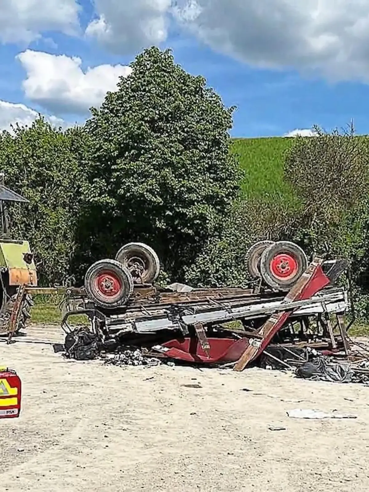 Bollerwagen, Bier und Bombenwetter... so lässt sich der gestrige Vatertag wohl am besten zusammenfassen. Doch nicht überall ging die Feierei glimpflich aus. In Deuna kippte der Anhänger eines Traktors bei einem Wendemanöver um - 14 Menschen wurden verletzt, zwei von ihnen mussten mit Rettungshubschraubern in ein Krankenhaus gebracht werden.