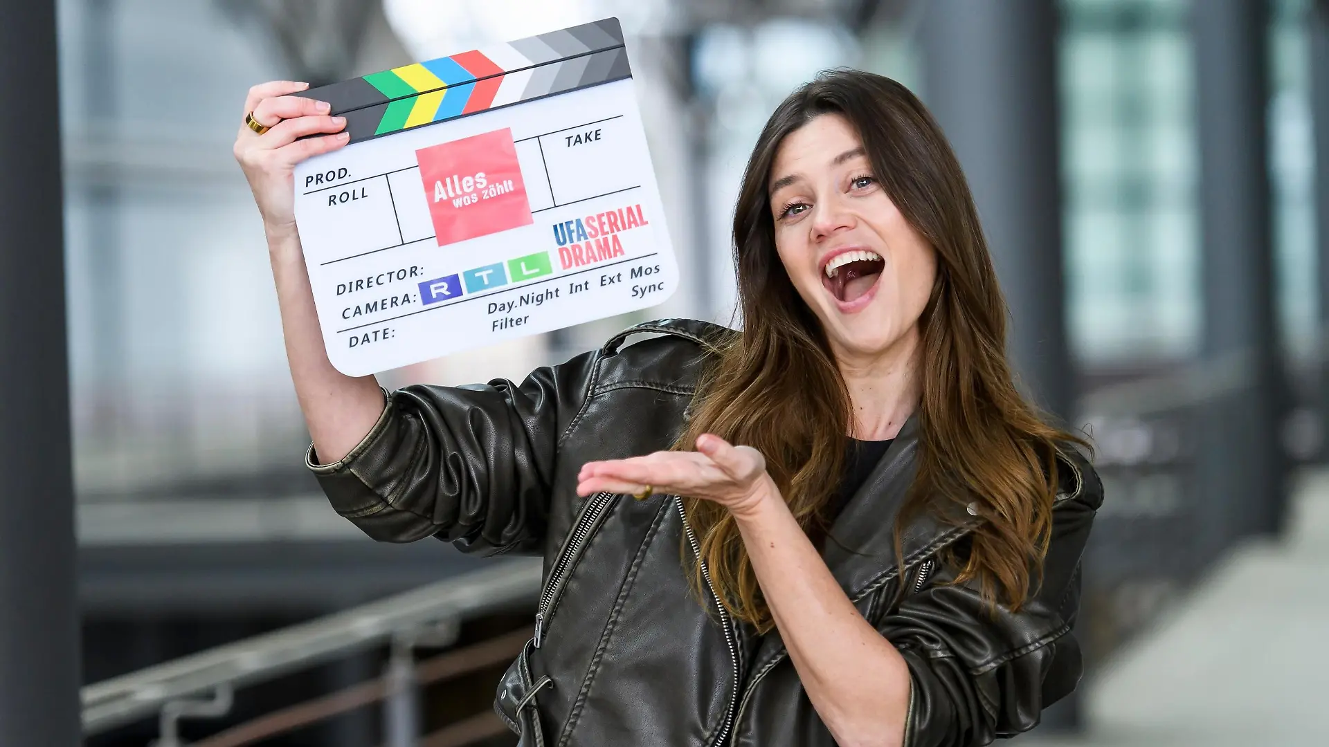 Nadine Klein Nadine Klein spielt Gastrolle als Psychiaterin Dr. Paola Finkenberg bei "Alles was zählt".
+++ Die Verwendung des sendungsbezogenen Materials ist nur mit dem Hinweis und Verlinkung auf RTL+ gestattet. +++