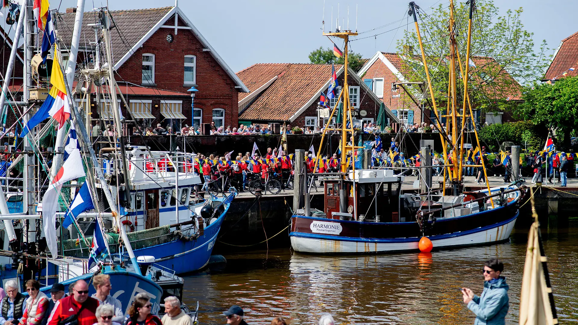 09.05.2024, Niedersachsen, Neuharlingersiel: Zahlreiche Mitglieder verschiedener Vereine nehmen an einem Festumzug zum Beginn der Europameisterschaft im Boßeln und Klootschießen teil. An dem Wettkampf in Neuharlingersiel nehmen vom 09. bis 12. Mai rund 400 Sportlerinnen und Sportler aus Deutschland, den Niederlanden, Italien, Irland, Spanien und der Schweiz teil. Foto: Hauke-Christian Dittrich/dpa +++ dpa-Bildfunk +++