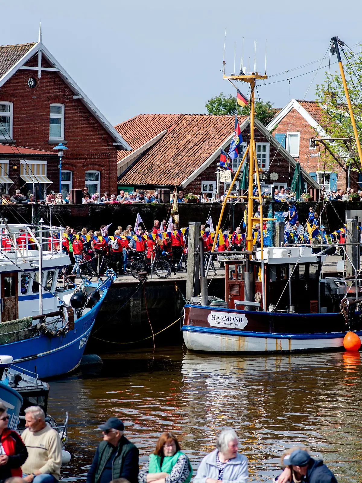 09.05.2024, Niedersachsen, Neuharlingersiel: Zahlreiche Mitglieder verschiedener Vereine nehmen an einem Festumzug zum Beginn der Europameisterschaft im Boßeln und Klootschießen teil. An dem Wettkampf in Neuharlingersiel nehmen vom 09. bis 12. Mai rund 400 Sportlerinnen und Sportler aus Deutschland, den Niederlanden, Italien, Irland, Spanien und der Schweiz teil. Foto: Hauke-Christian Dittrich/dpa +++ dpa-Bildfunk +++