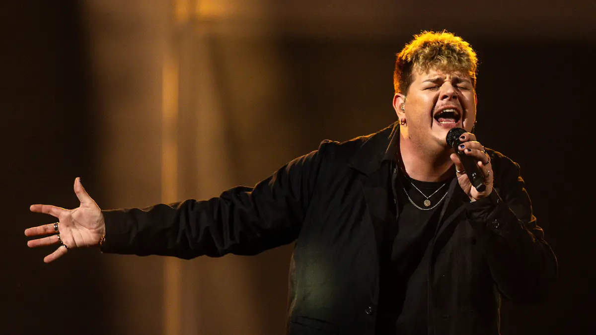 06.05.2024, Schweden, Malmö: Isaak aus Deutschland performt den Song «Always On The Run» auf der Bühne des Eurovision Song Contest (ESC) 2024 bei den Proben für das erste Halbfinale am 07.05.2024 in der Malmö Arena. Der größte Gesangswettbewerb der Welt steht unter dem Motto «United By Music». Foto: Jens Büttner/dpa +++ dpa-Bildfunk +++