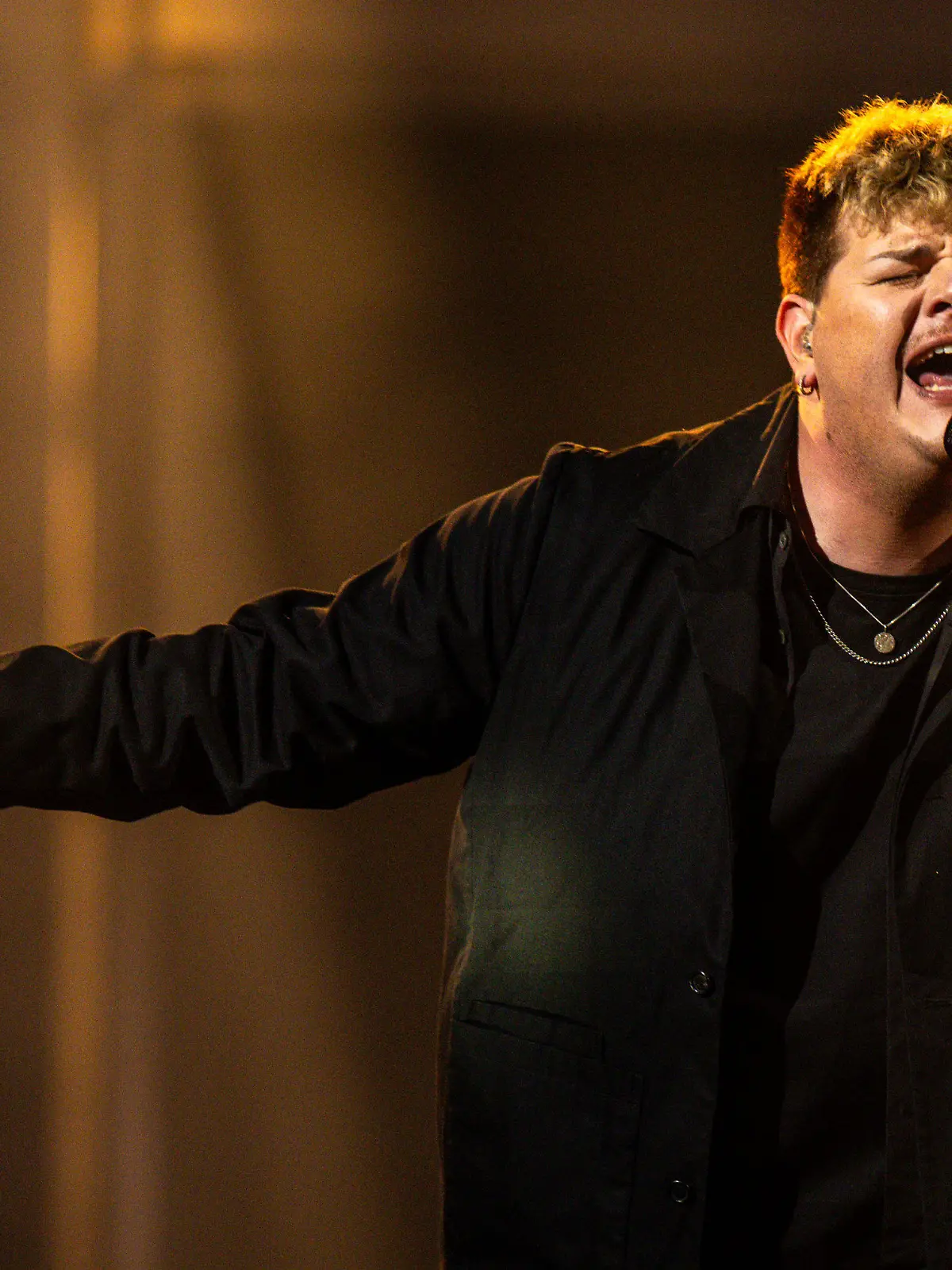 06.05.2024, Schweden, Malmö: Isaak aus Deutschland performt den Song «Always On The Run» auf der Bühne des Eurovision Song Contest (ESC) 2024 bei den Proben für das erste Halbfinale am 07.05.2024 in der Malmö Arena. Der größte Gesangswettbewerb der Welt steht unter dem Motto «United By Music». Foto: Jens Büttner/dpa +++ dpa-Bildfunk +++