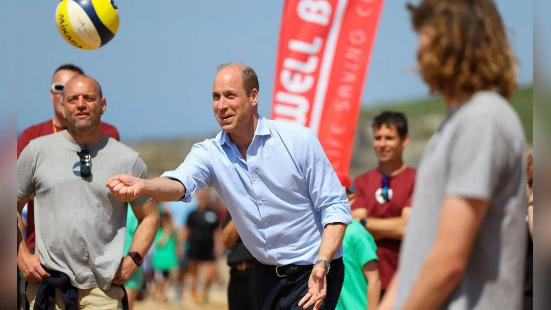 Prinz William spielt im Anzug Beach-Volleyball
