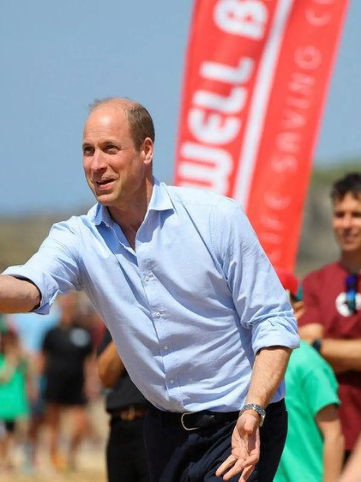 Prinz William spielt im Anzug Beach-Volleyball
