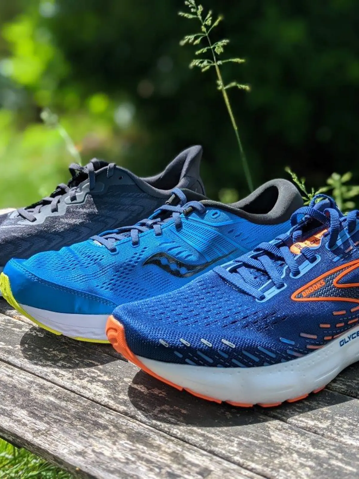 Die Testkandidaten (v.l.n.r.): Hoka Arahi 6, Saucony Munchen 4, Brooks Glycerin 20 GTS