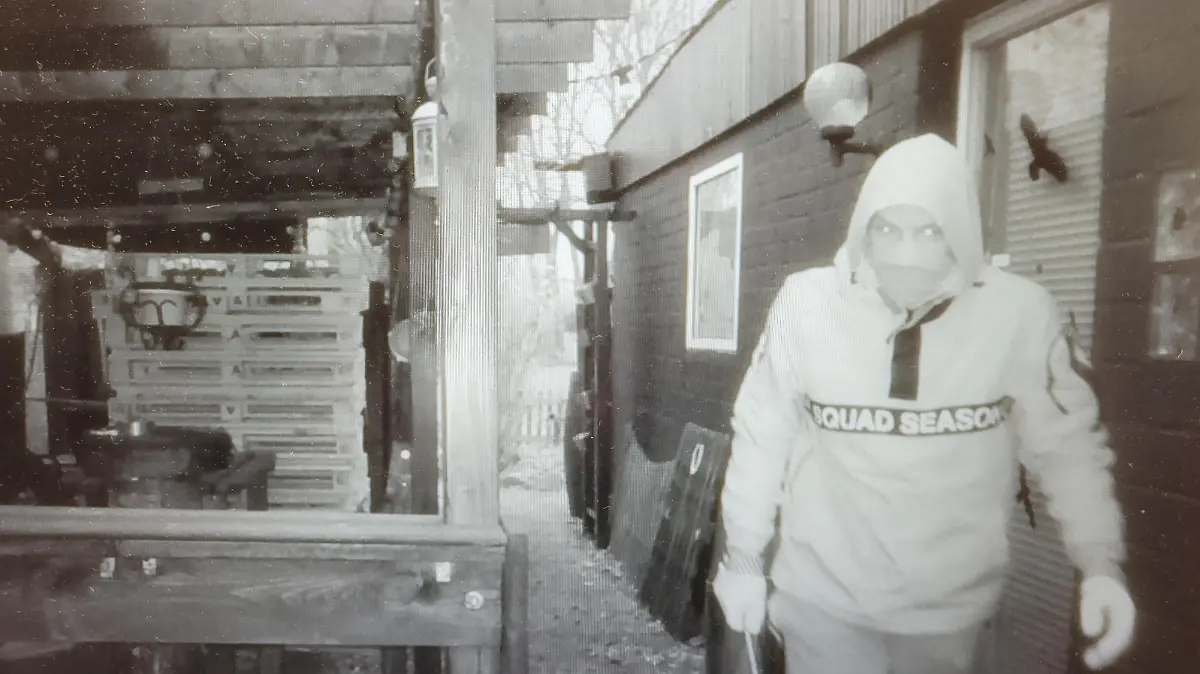 Die Polizei Wolfsburg sucht mit diesem Foto nach diesem Mann. Der Unbekannte soll eine Vielzahl von Bränden in verschiedenen Wolfsburger Kleingartenanlagen im gesamten Wolfsburger Stadtgebiet gelegt haben.