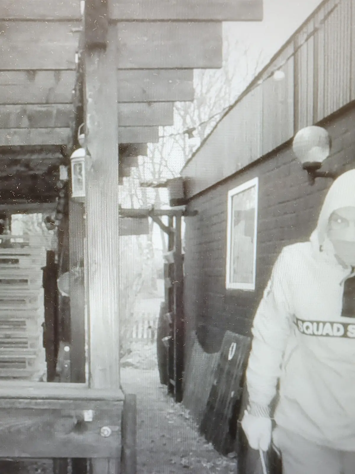 Die Polizei Wolfsburg sucht mit diesem Foto nach diesem Mann. Der Unbekannte soll eine Vielzahl von Bränden in verschiedenen Wolfsburger Kleingartenanlagen im gesamten Wolfsburger Stadtgebiet gelegt haben.