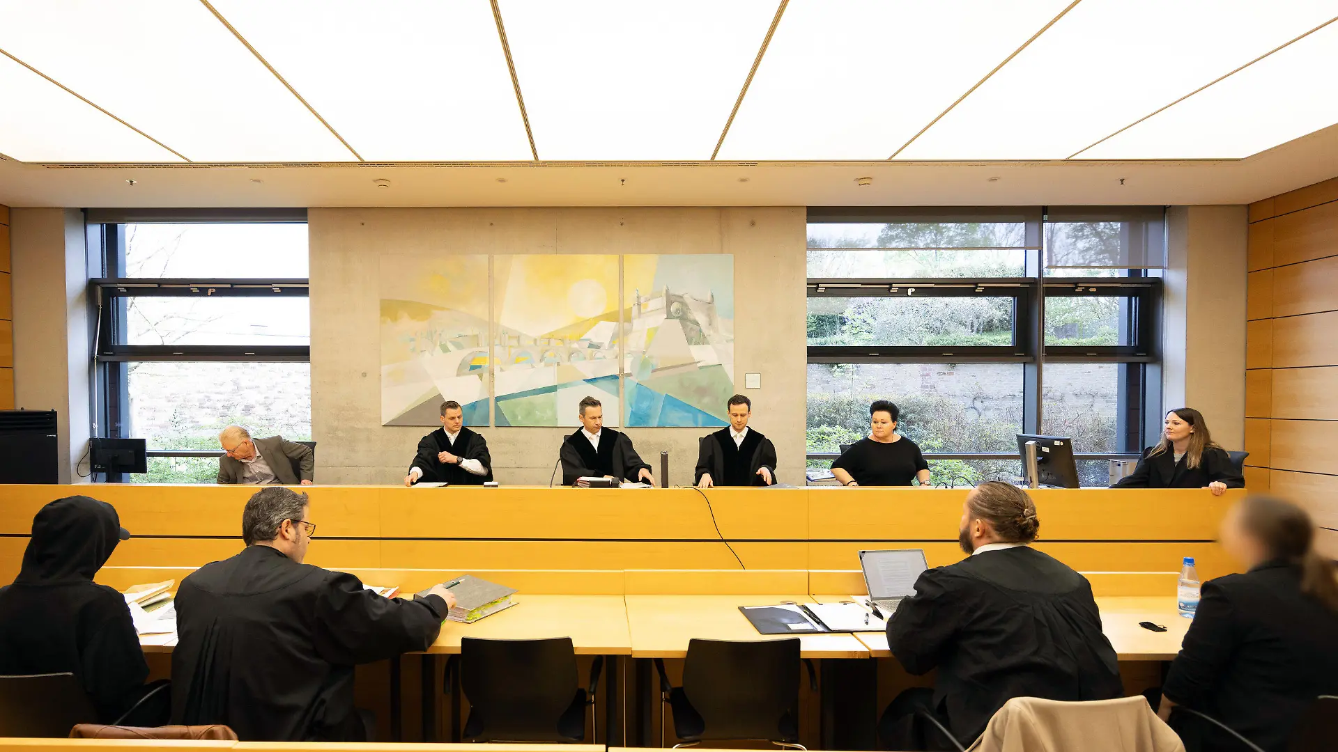 ARCHIV - 08.04.2024, Bayern, Würzburg: Im Sitzungssaal am Landgericht in Würzburg eröffnet der Vorsitzende Richter Schuster das Verfahren gegen die beiden Angeklagten (l und r). Das Landgericht Würzburg verhandelt gegen zwei frühere Erzieherinnen einer Kita in Unterfranken wegen möglicher Misshandlungen von Kindern. Die Taten sollen sich laut Staatsanwaltschaft in einer Einrichtung im Landkreis Würzburg zwischen September und Dezember 2021 ereignet haben. (zu dpa: «Gewalt in der Kita - Gutachter hält Angeklagte für schuldfähig») Foto: Heiko Becker/dpa +++ dpa-Bildfunk +++