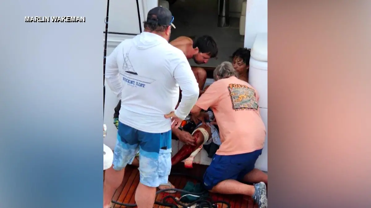 Marlin Wakemann wird noch auf dem Boot von der Crew versorgt.