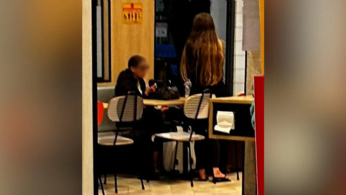 Mutter Susane und Tochter Bruna sitzen in einer McDonald's-Filiale im brasilianischen Rio de Janeiro.