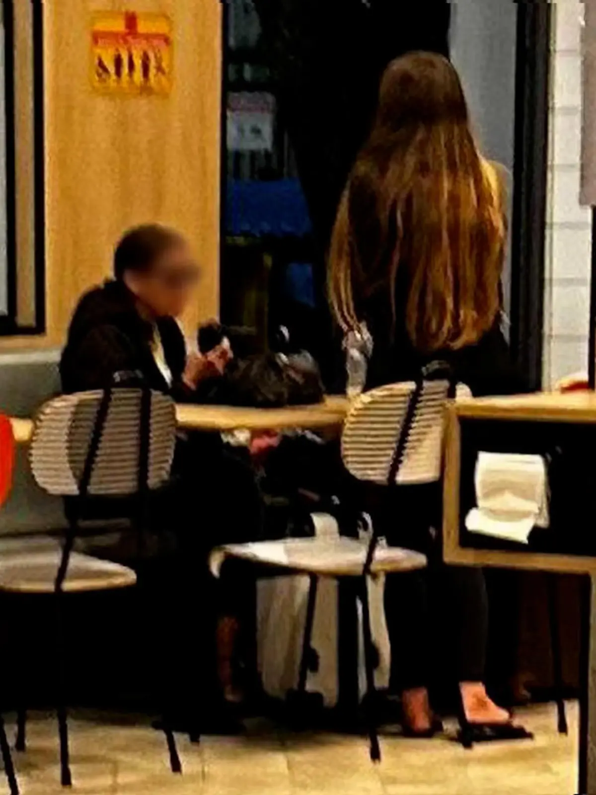 Mutter Susane und Tochter Bruna sitzen in einer McDonald's-Filiale im brasilianischen Rio de Janeiro.