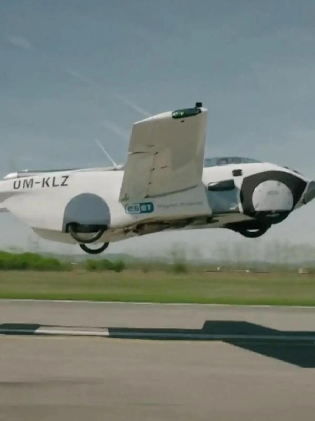 Was man sonst nur aus James Bond Filmen kennt, wird in der Slowakei Realität. Dort wurde ein neuartiges Gefährt vorgestellt, es vereint Auto und Flugzeug in einem. Electronic-Music Pionier Jean-Michel Jarre durfte als Passagier Nummer Eins mitfliegen. Wie das ausgegangen ist seht ihr im Video.