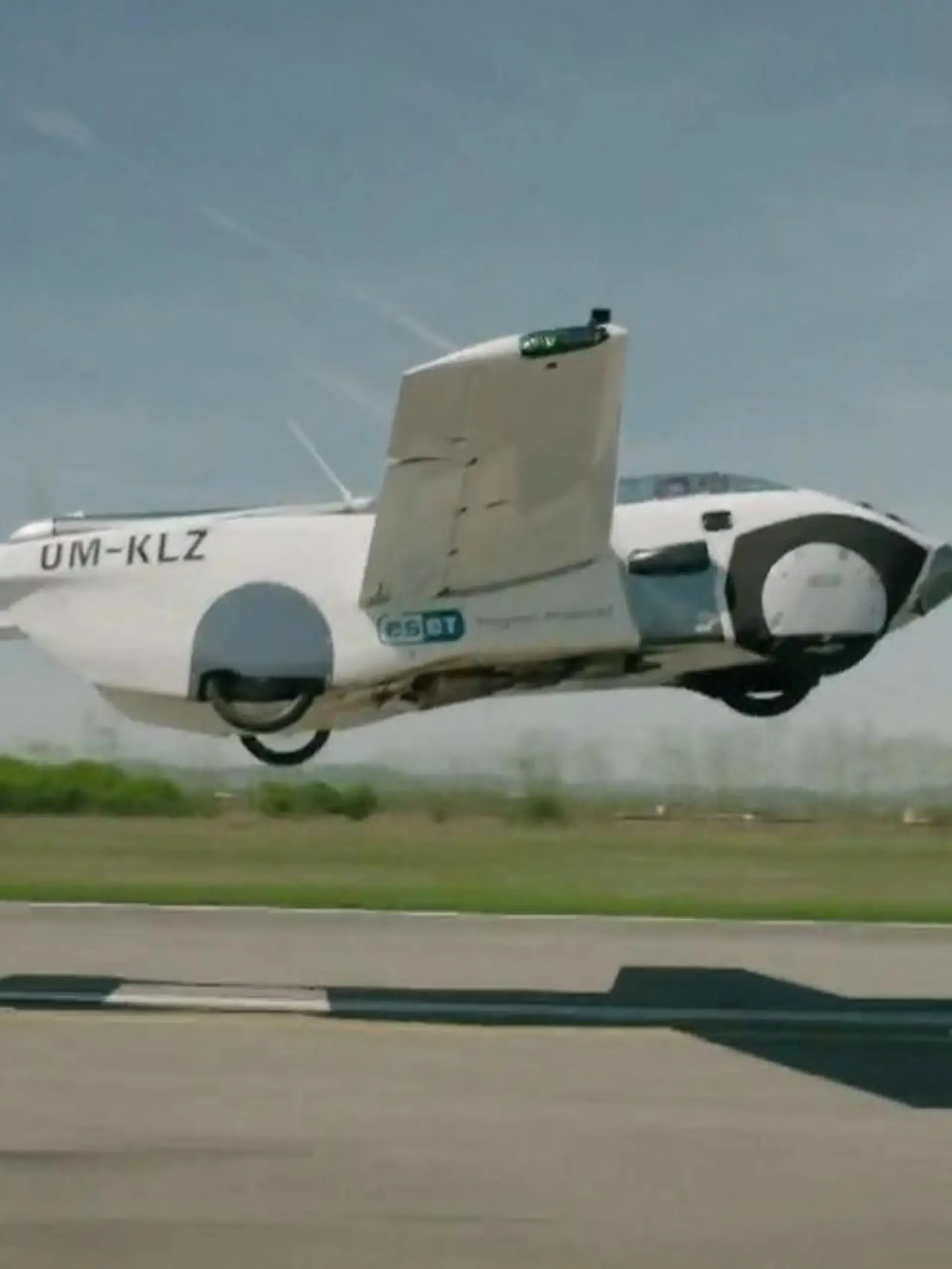 Was man sonst nur aus James Bond Filmen kennt, wird in der Slowakei Realität. Dort wurde ein neuartiges Gefährt vorgestellt, es vereint Auto und Flugzeug in einem. Electronic-Music Pionier Jean-Michel Jarre durfte als Passagier Nummer Eins mitfliegen. Wie das ausgegangen ist seht ihr im Video.