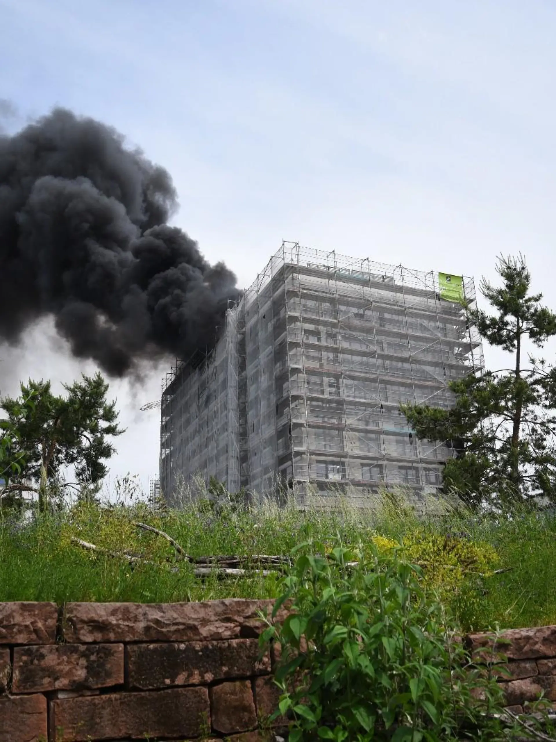 20.05.2022, Baden-Württemberg, Heidelberg: Eine große Rauchwolke ist über einer Baustelle zu sehen. Rund 30 Menschen brachten sich am Freitag nach Angaben einer Polizeisprecherin in Sicherheit. (zu dpa «Gebäude in Heidelberg brennt - 30 Menschen retten sich ins Freie») Foto: René Priebe/PR-Video /dpa +++ dpa-Bildfunk +++