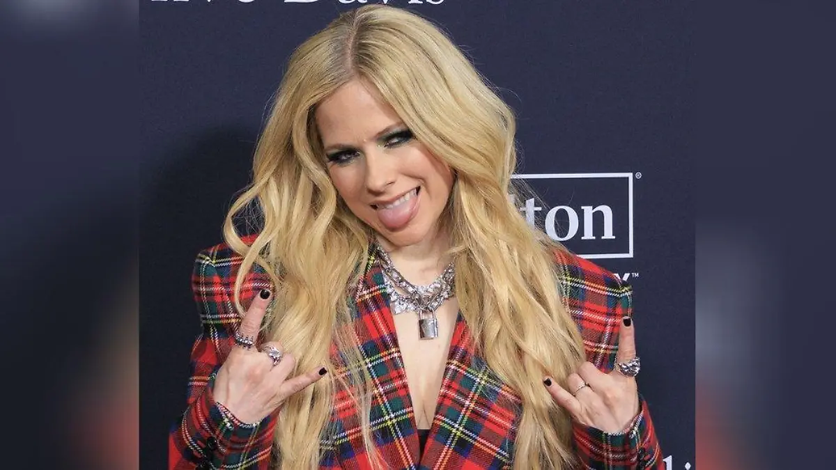 Nostalgie-Alarm! Avril Lavigne rockt ihren Punk-Look immer noch!