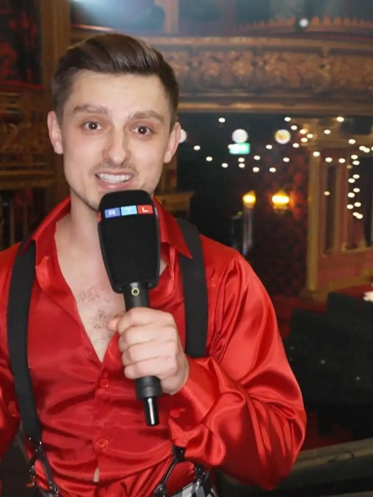 Als Backstage-Reporter nimmt euch „Let’s Dance“-Profi Zsolt Sándor Cseke mit hinter die Kulissen des Musical Domes.