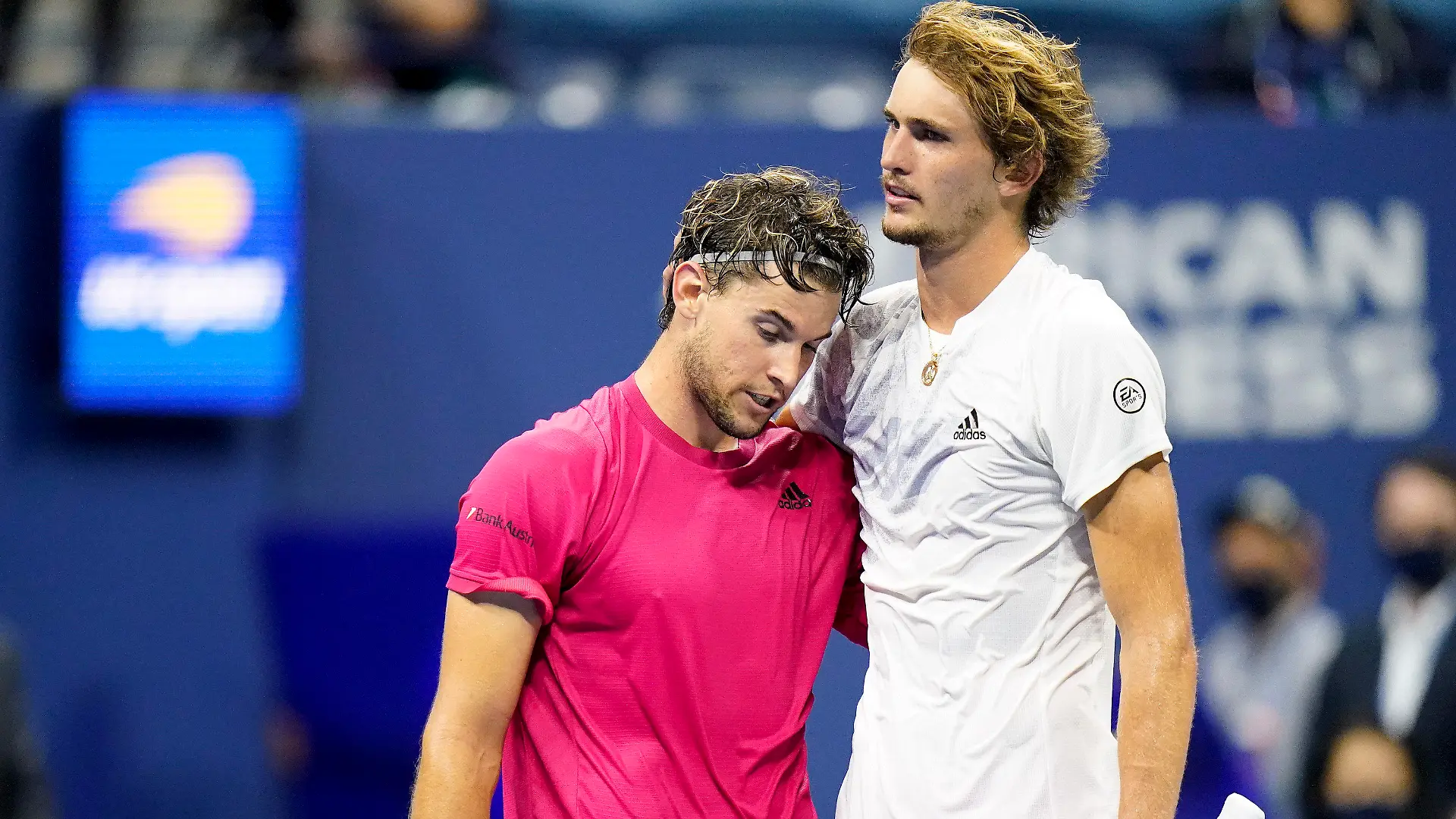 ARCHIV - 13.09.2020, USA, New York: Tennis: Grand Slam, ATP-Tour - US Open, Einzel, Herren, Finale, Zverev (Deutschland) - Thiem (Österreich): Dominic Thiem (l) aus Österreich und Alexander Zverev aus Deutschland umarmen sich nach dem Spiel. Dominic Thiem wird am Saisonende seine Tennis-Karriere beenden.  (zu dpa: «Früherer US-Open-Champion Thiem beendet Tennis-Karriere») Foto: Frank Franklin II/AP/dpa +++ dpa-Bildfunk +++
