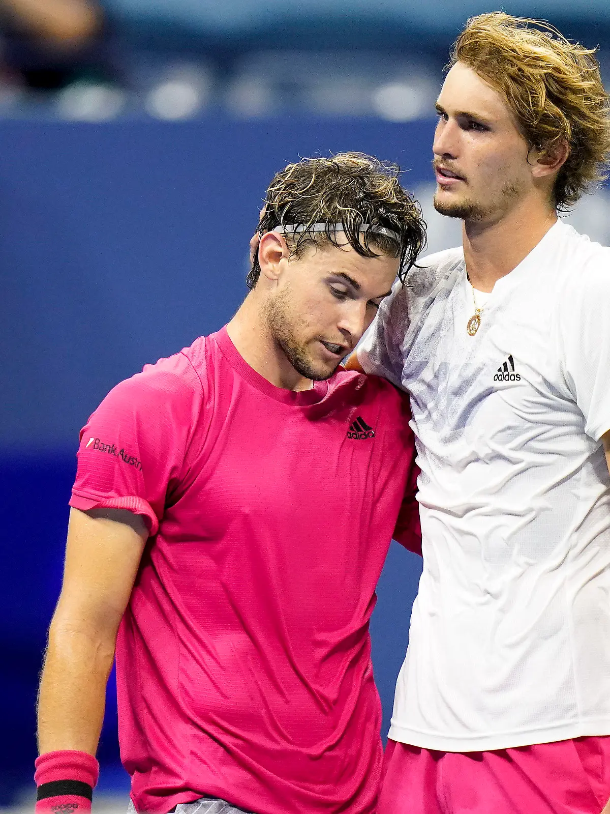 ARCHIV - 13.09.2020, USA, New York: Tennis: Grand Slam, ATP-Tour - US Open, Einzel, Herren, Finale, Zverev (Deutschland) - Thiem (Österreich): Dominic Thiem (l) aus Österreich und Alexander Zverev aus Deutschland umarmen sich nach dem Spiel. Dominic Thiem wird am Saisonende seine Tennis-Karriere beenden.  (zu dpa: «Früherer US-Open-Champion Thiem beendet Tennis-Karriere») Foto: Frank Franklin II/AP/dpa +++ dpa-Bildfunk +++