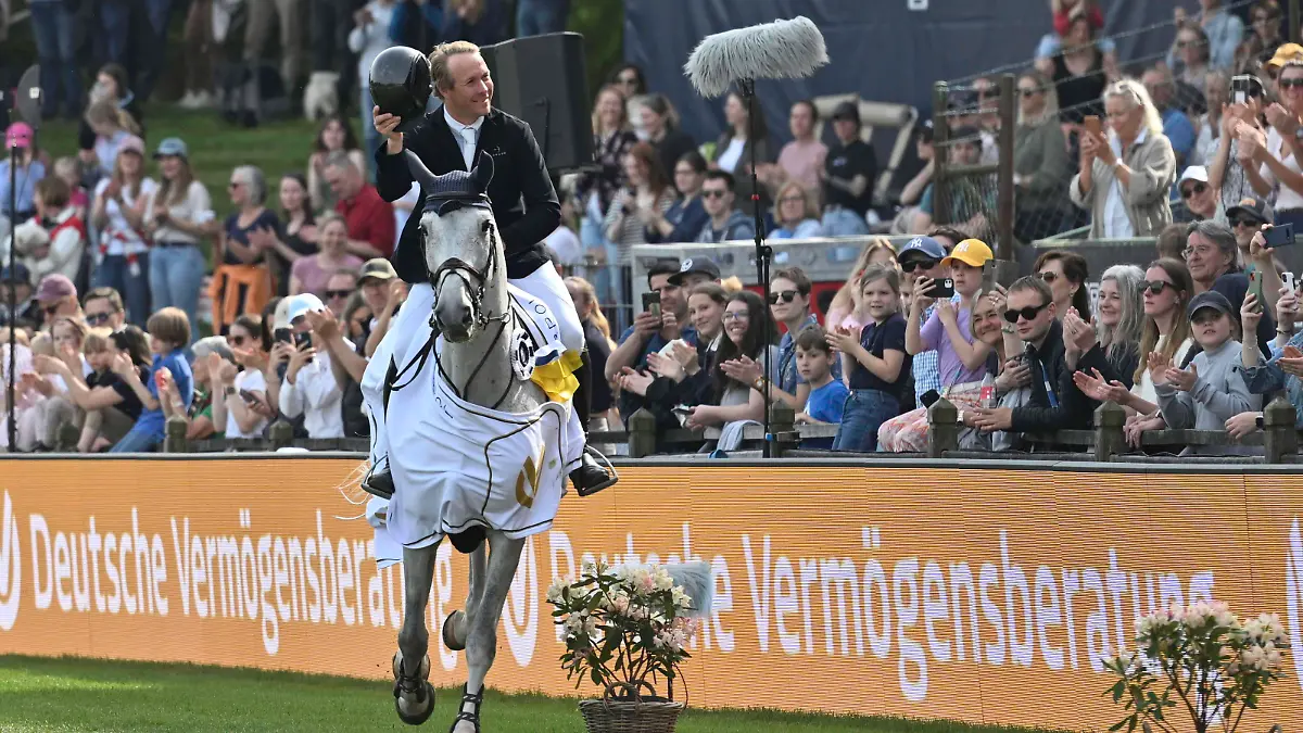 GER Deutsches Spring- und Dressur-Derby, CSI5* Preis der Deutschen Vermoegensveratung AG-DVAG / 09.05.2024, GER Kleinflottbek, Deutsches Spring- und Dressur-Derby, CSI5* Preis der Deutschen Vermoegensveratung AG-DVAG, im Bild Sieger David Will GER auf My Prins van Dorperheide auf der Ehrenrunde *** GER German Jumping and Dressage Derby, CSI5 Prize of Deutsche Vermoegensveratung AG DVAG 09 05 2024, GER Kleinflottbek, German Jumping and Dressage Derby, CSI5 Prize of Deutsche Vermoegensveratung AG DVAG, in the picture winner David Will GER on My Prins van Dorperheide on the lap of honor nordphotoxGmbH/xWitke nph00002